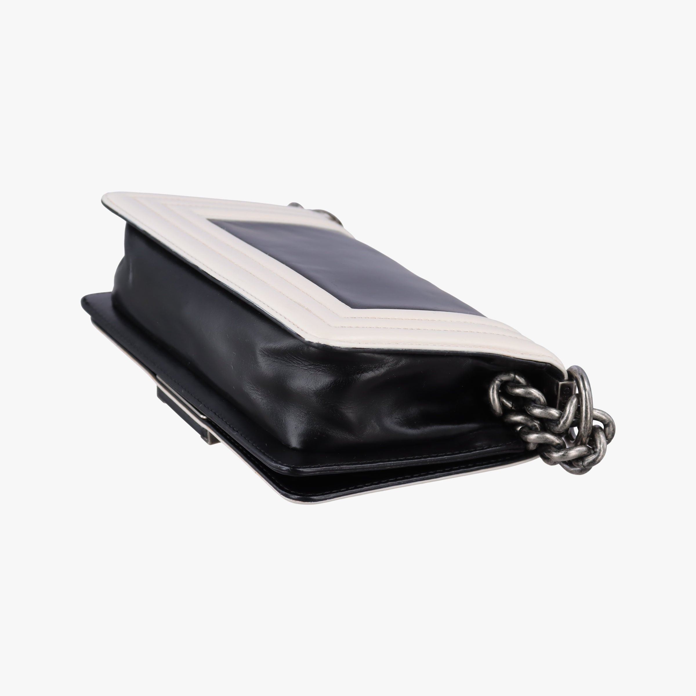 Vintage Chanel BOY CHANEL Black×white Leather A66712 shoulderbag | stylenewstar