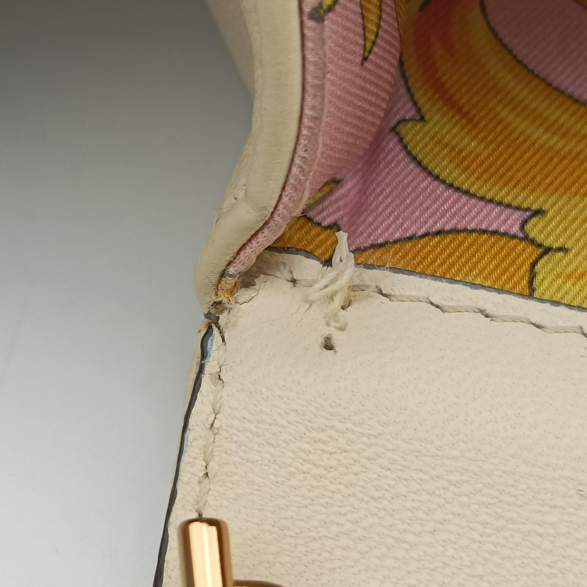 Pre-owned VERSACE Virtus Beige Leather  shoulderbag | stylenewstar