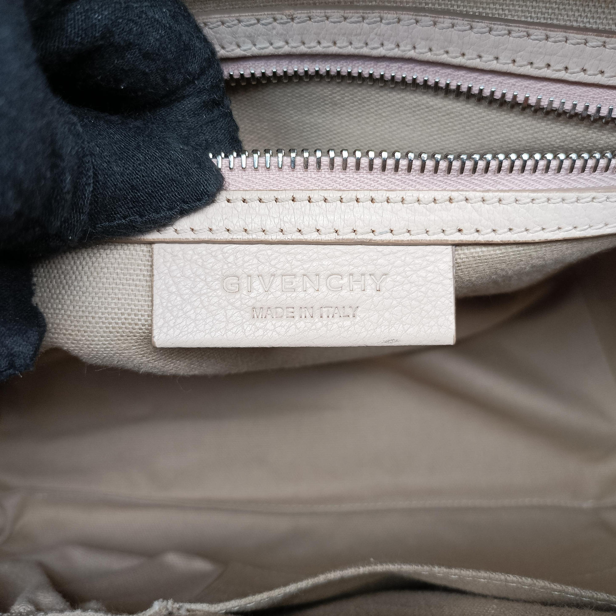 Pre-owned Givenchy Antigona Beige Leather  shoulderbag | stylenewstar