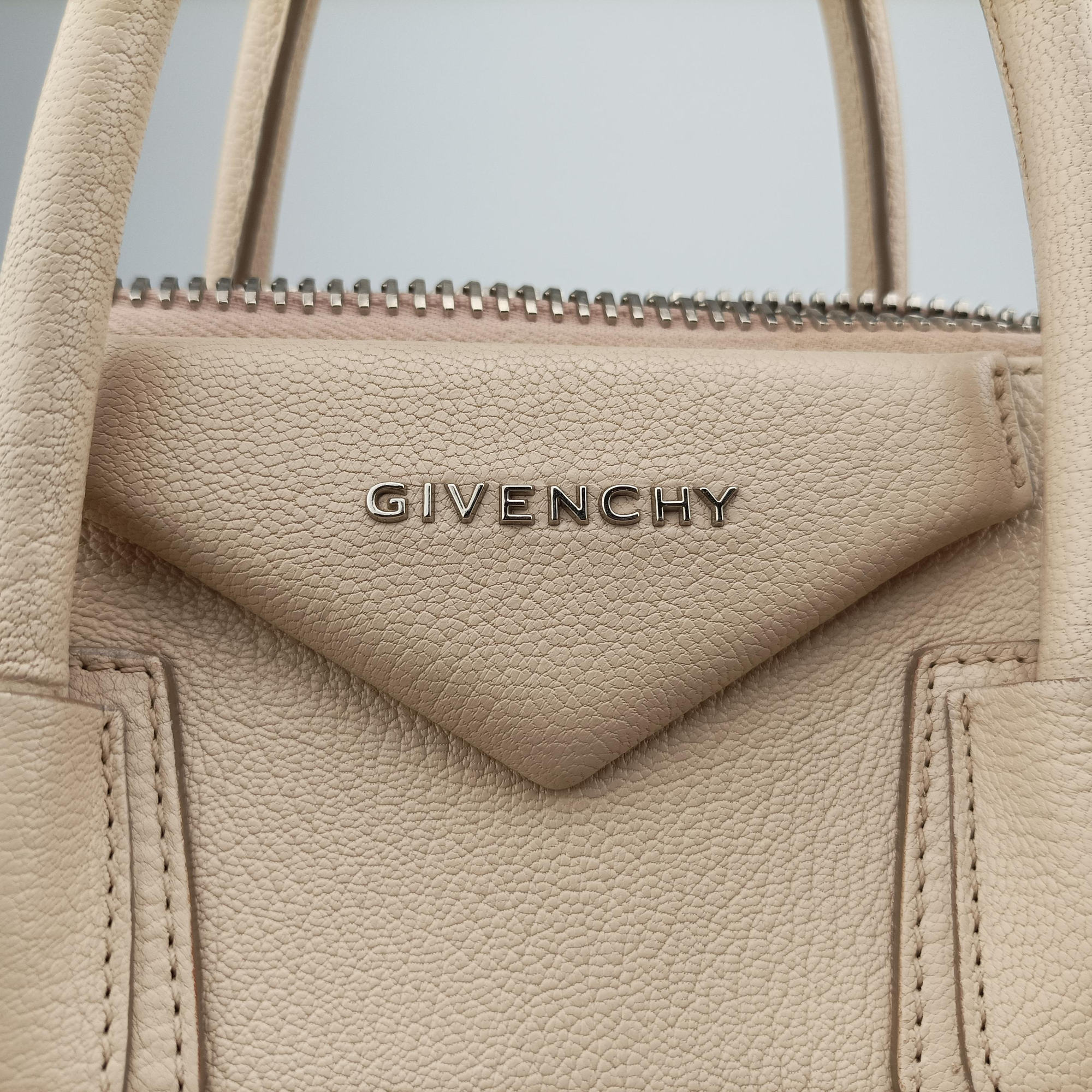 Pre-owned Givenchy Antigona Beige Leather  shoulderbag | stylenewstar