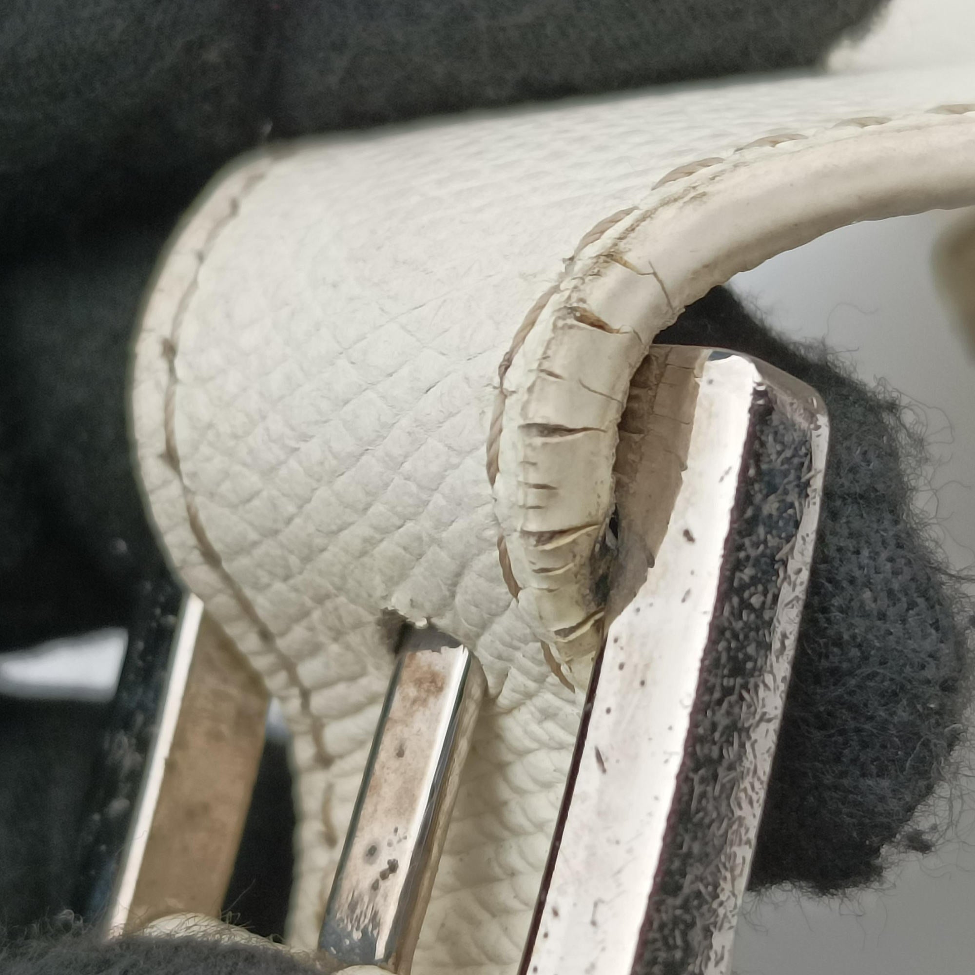 Secondhand Loewe Senda White Leather  handbag | stylenewstar