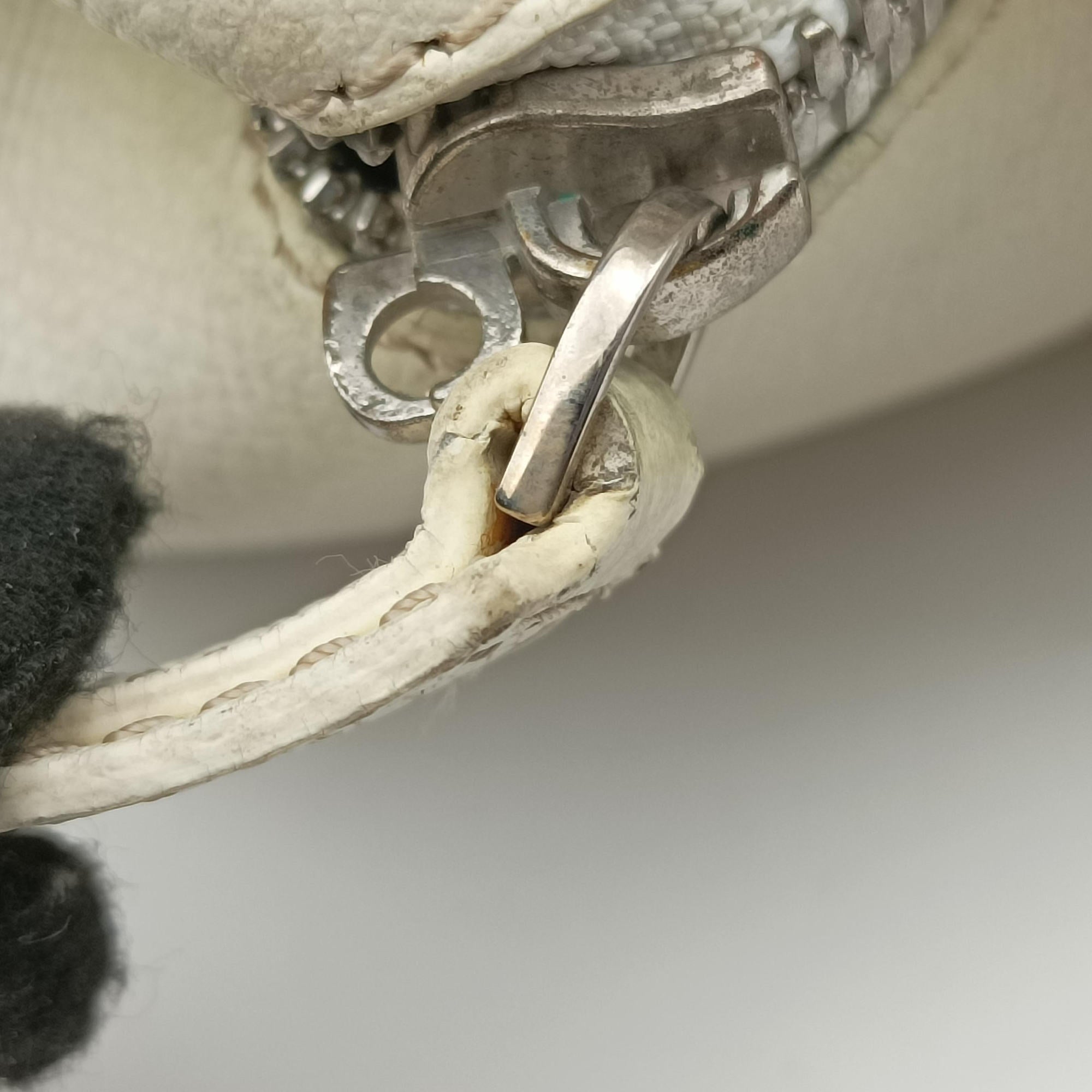 Secondhand Loewe Senda White Leather  handbag | stylenewstar