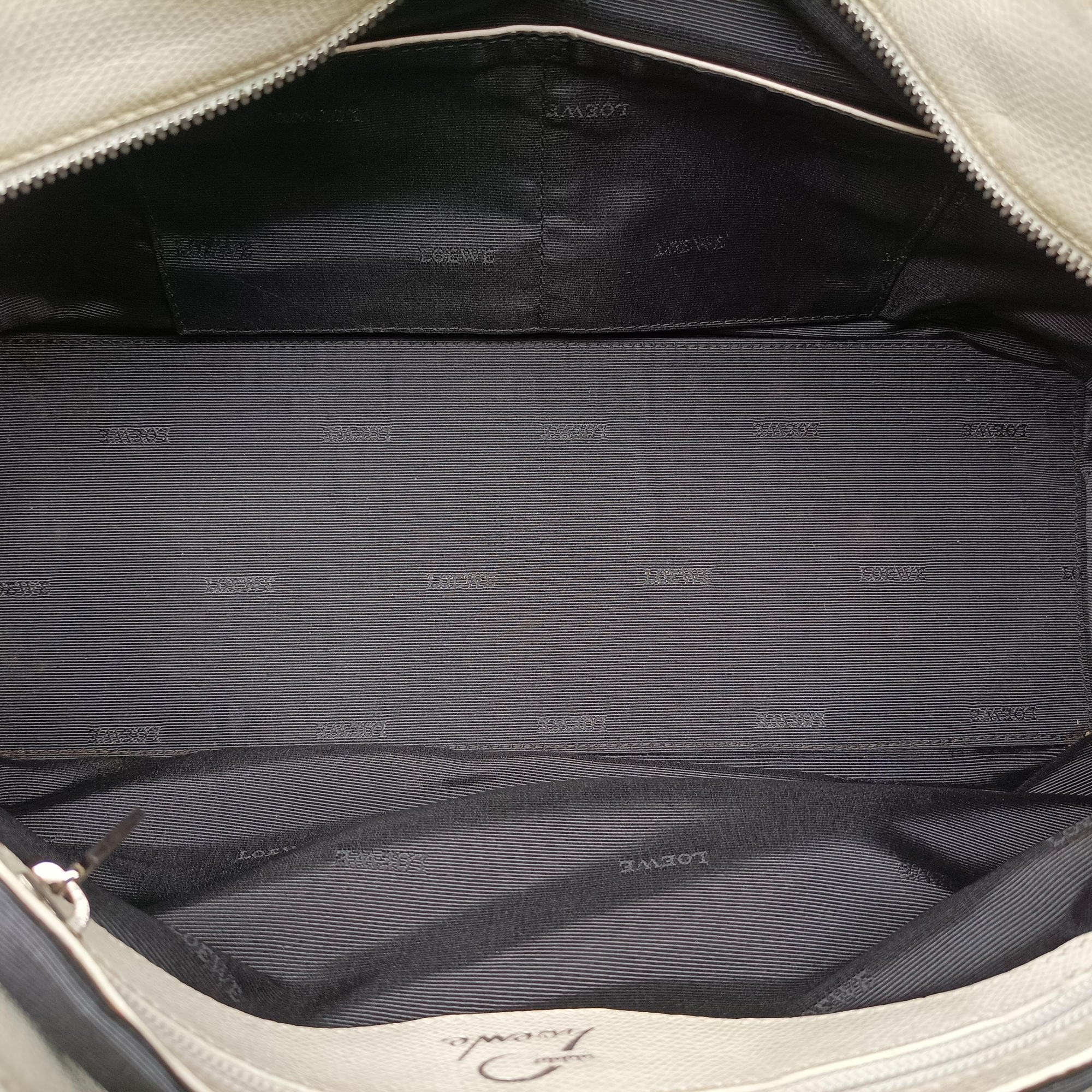 Secondhand Loewe Senda White Leather  handbag | stylenewstar