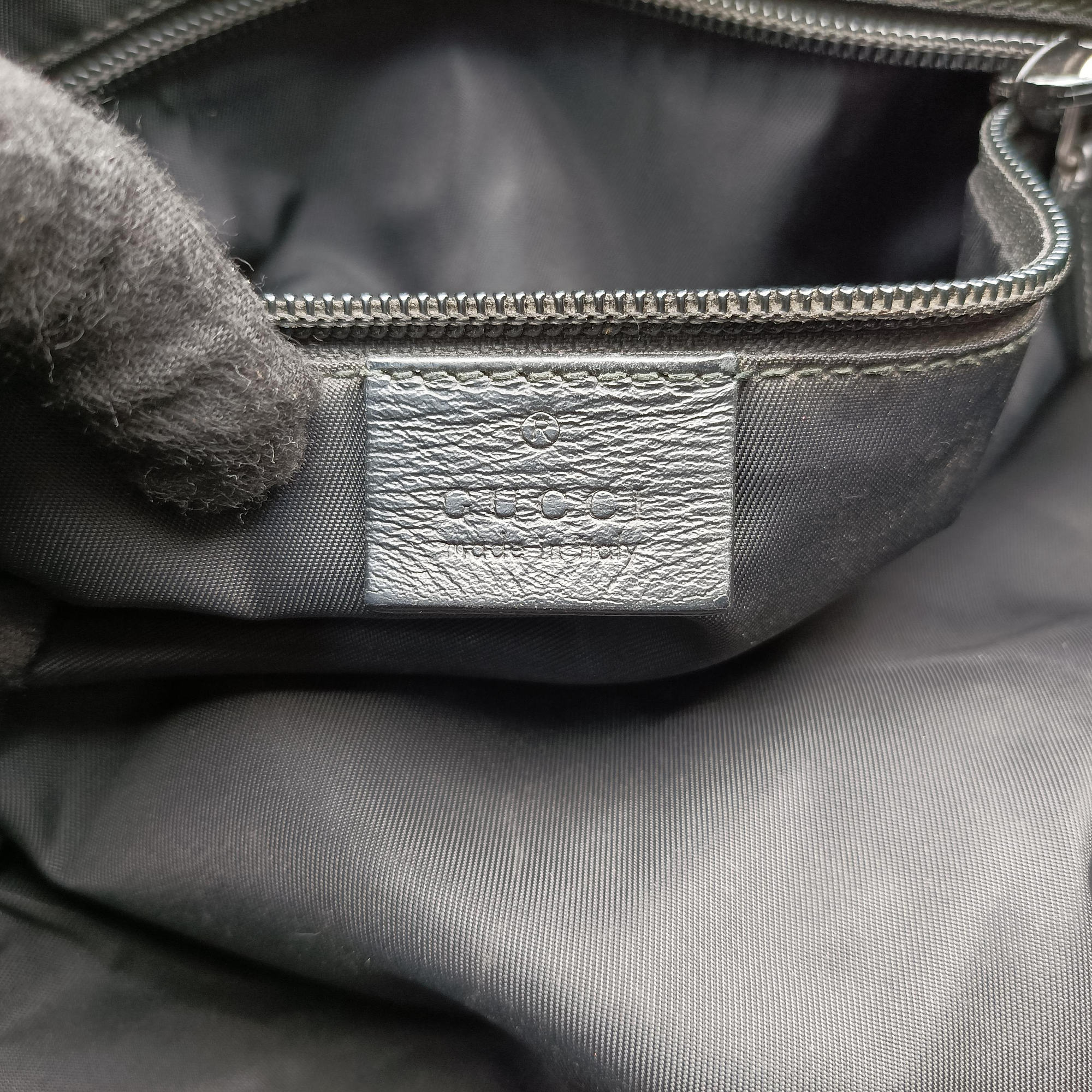 Secondhand Gucci Guccissima Rubber Messenger Black Leather 246067 shoulderbag | stylenewstar