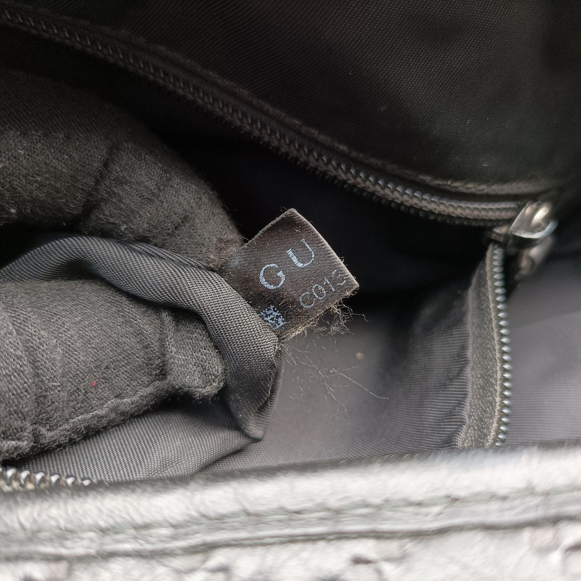 Secondhand Gucci Guccissima Rubber Messenger Black Leather 246067 shoulderbag | stylenewstar