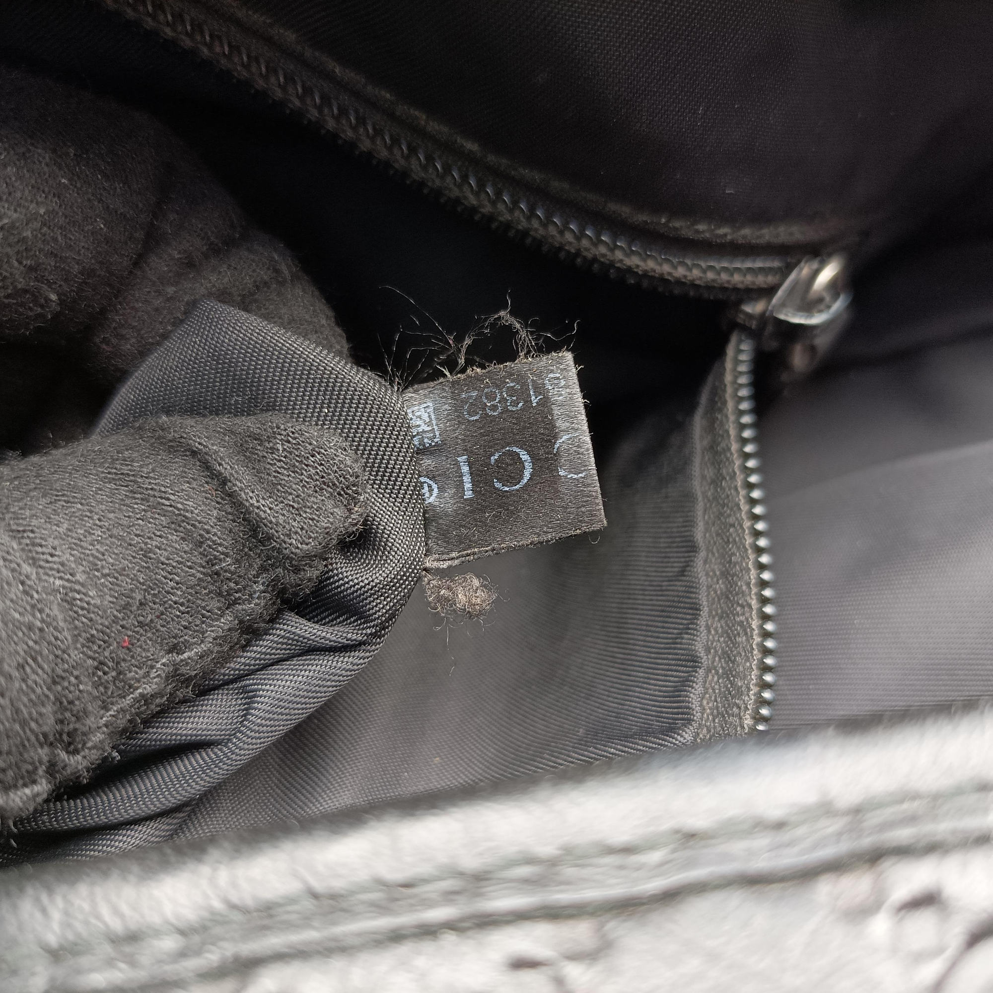 Secondhand Gucci Guccissima Rubber Messenger Black Leather 246067 shoulderbag | stylenewstar
