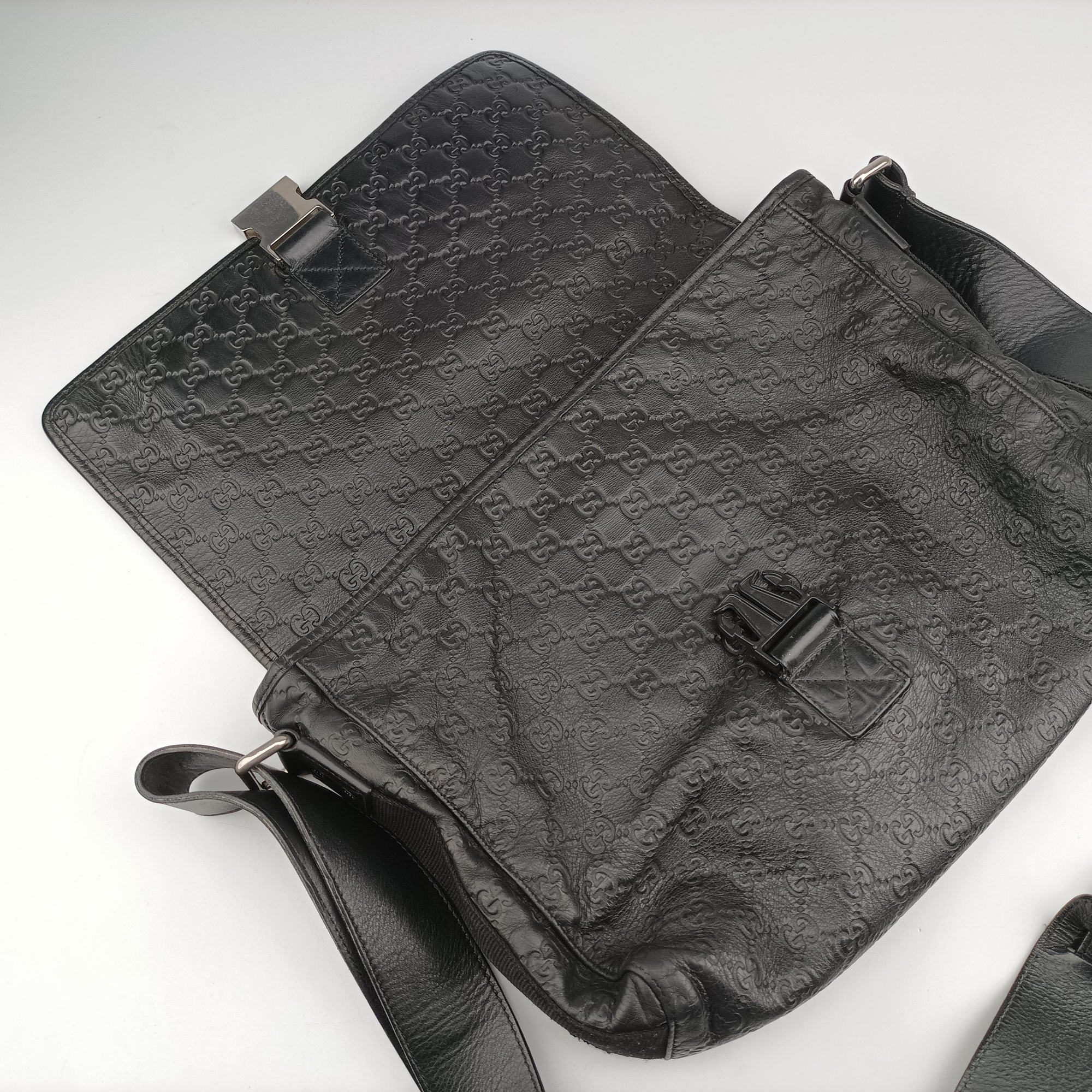 Secondhand Gucci Guccissima Rubber Messenger Black Leather 246067 shoulderbag | stylenewstar