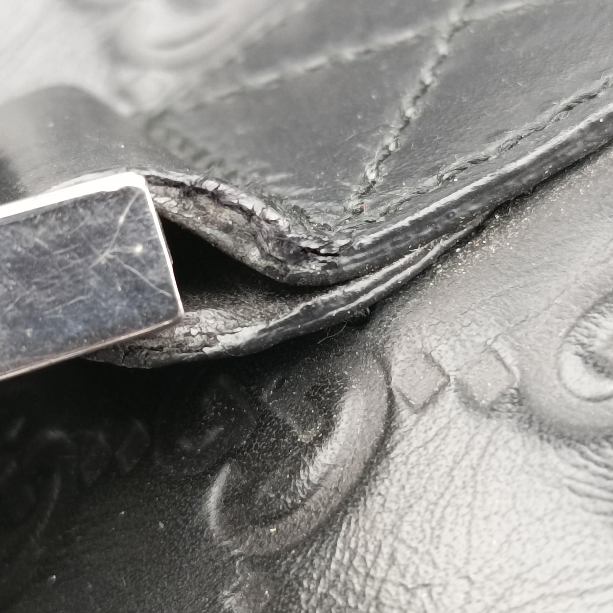 Secondhand Gucci Guccissima Rubber Messenger Black Leather 246067 shoulderbag | stylenewstar