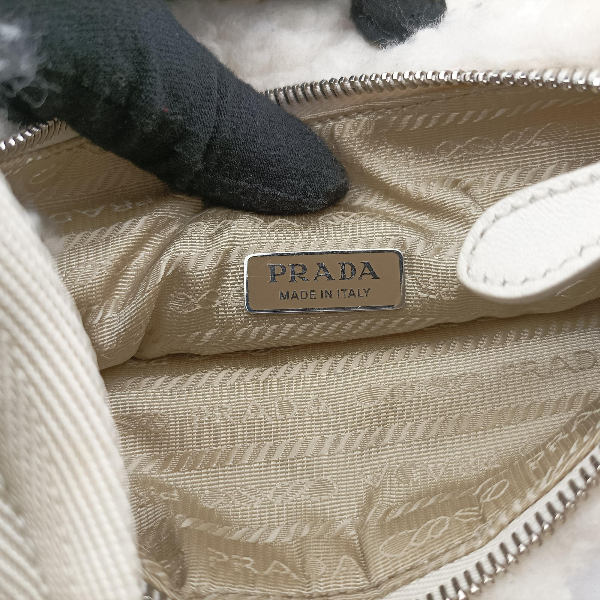 Pre-owned Prada Re-Edition 2000 White Sheep Fur × Nylon Trims 1NE515 handbag | stylenewstar