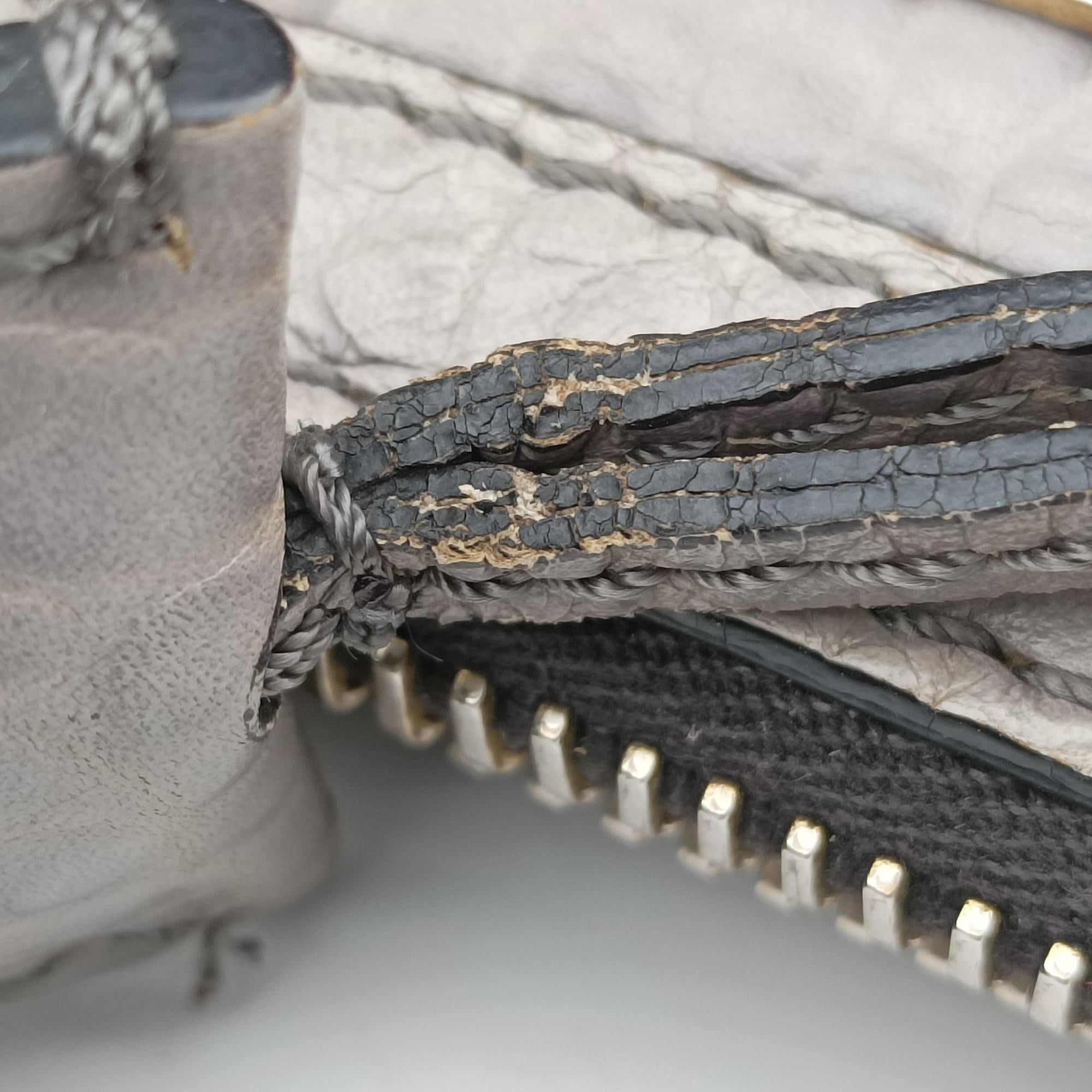 Vintage Burberry Clifton Grey Leather  shoulderbag | stylenewstar