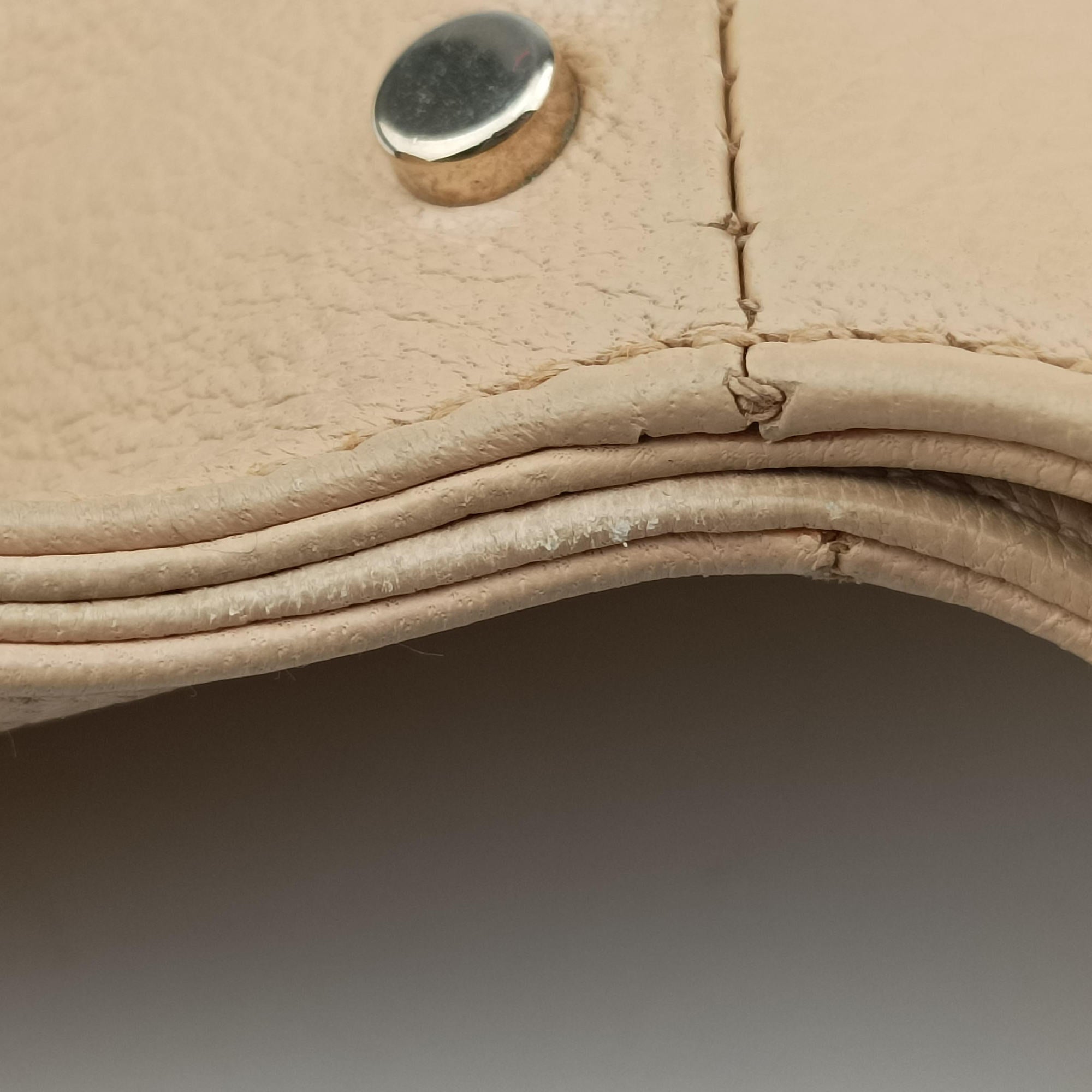 Pre-owned Yves Saint Laurent Mombasa Beige Leather 129026 handbag | stylenewstar