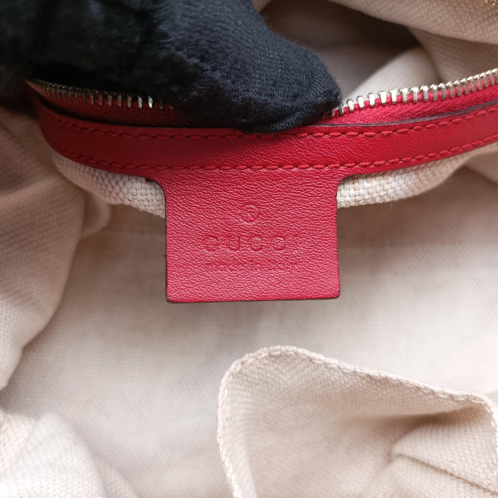 Pre-owned Gucci Valentine heart charm Red Leather 309122 shoulderbag | stylenewstar
