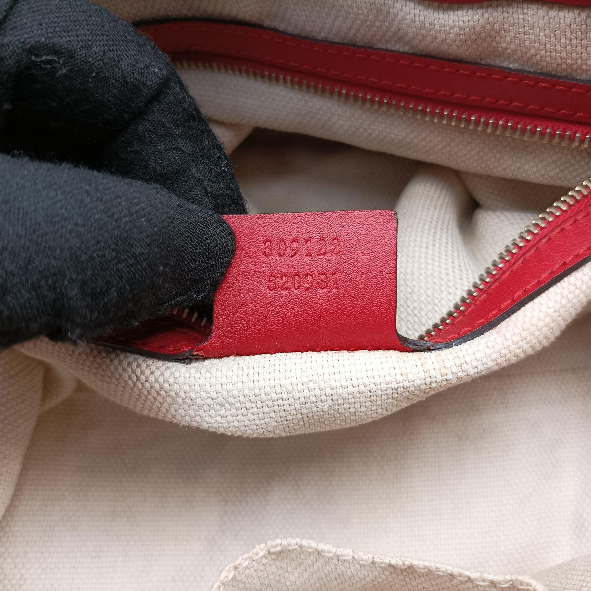 Pre-owned Gucci Valentine heart charm Red Leather 309122 shoulderbag | stylenewstar