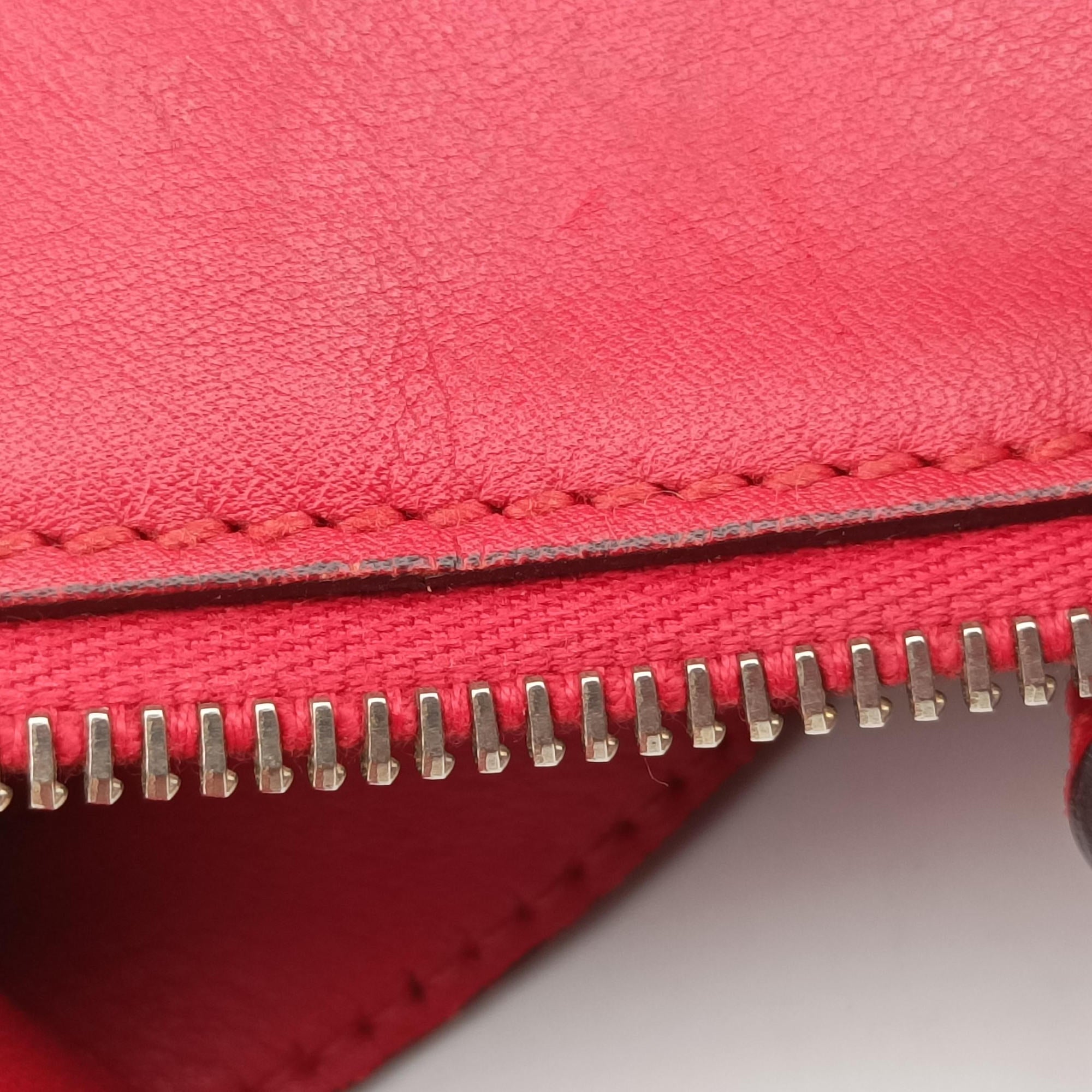 Pre-owned Gucci Valentine heart charm Red Leather 309122 shoulderbag | stylenewstar