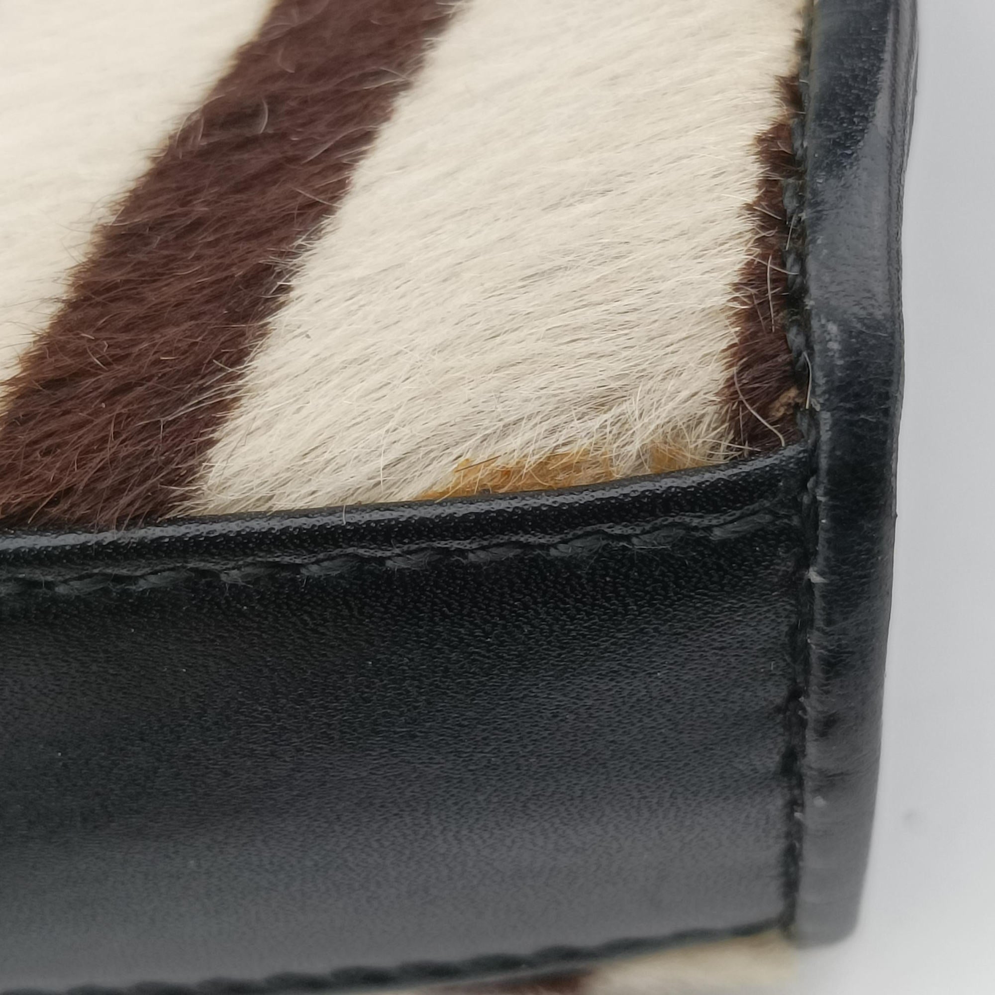 Pre-owned Gucci Zebra print Beige x black Ponyhair×Leather  shoulderbag | stylenewstar