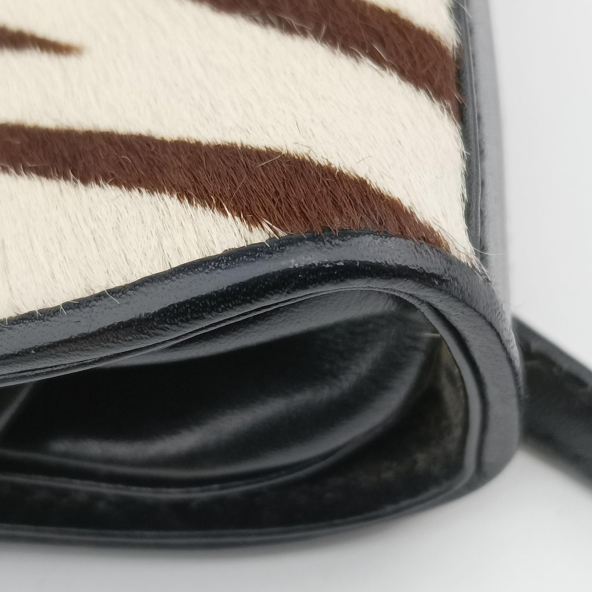 Pre-owned Gucci Zebra print Beige x black Ponyhair×Leather  shoulderbag | stylenewstar