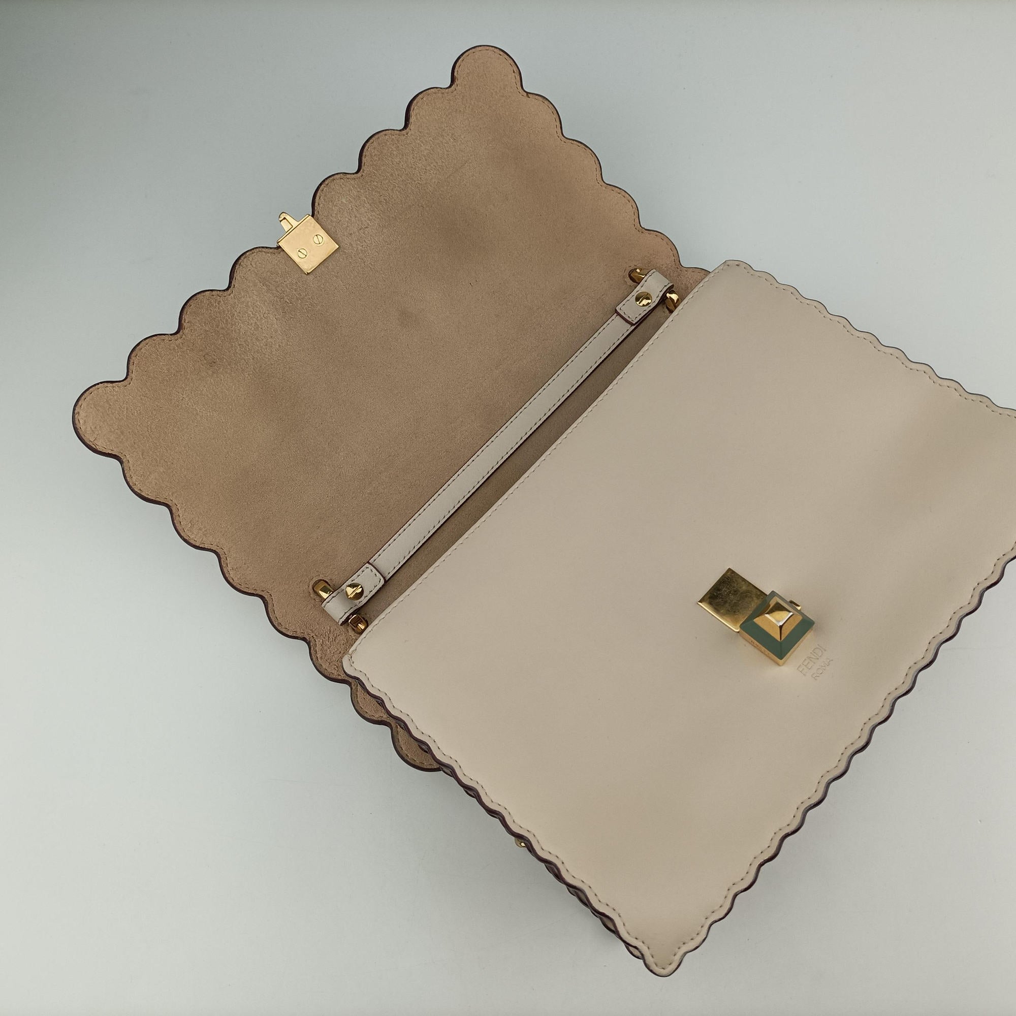 Pre-owned Fendi KAN I White Leather 8BT283 shoulderbag | stylenewstar