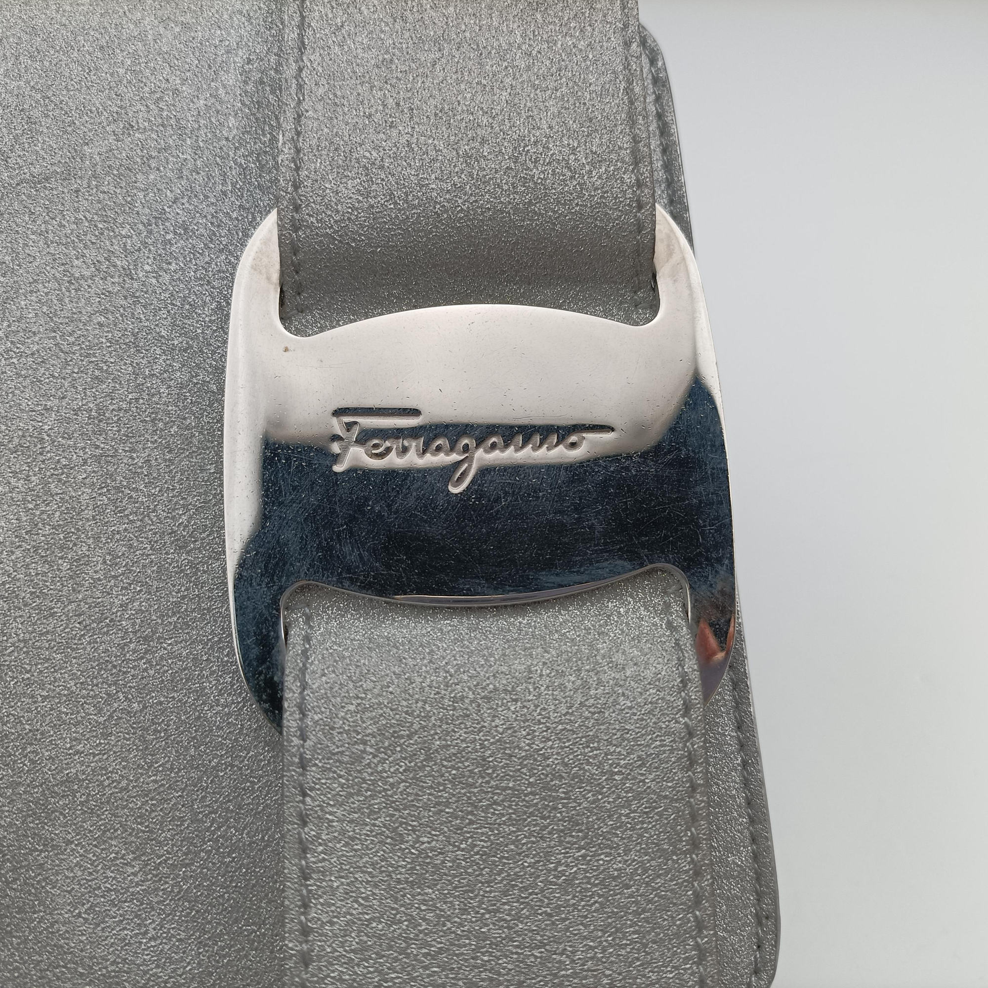 Pre-owned Ferragamo Vara Silver Leather  shoulderbag | stylenewstar