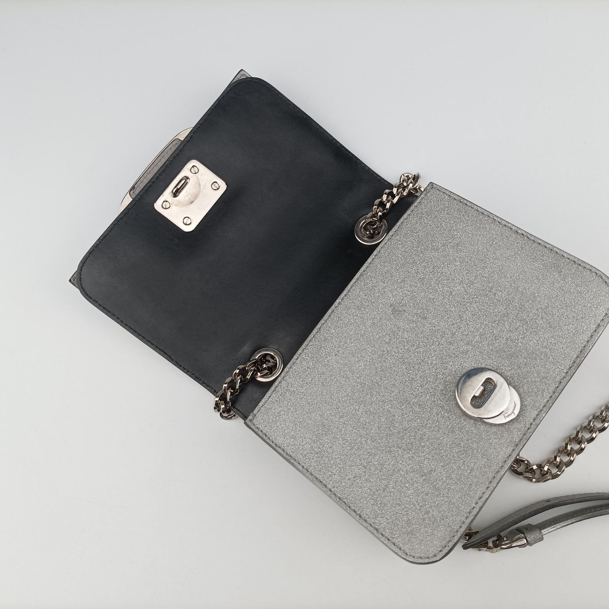 Pre-owned Ferragamo Vara Silver Leather  shoulderbag | stylenewstar