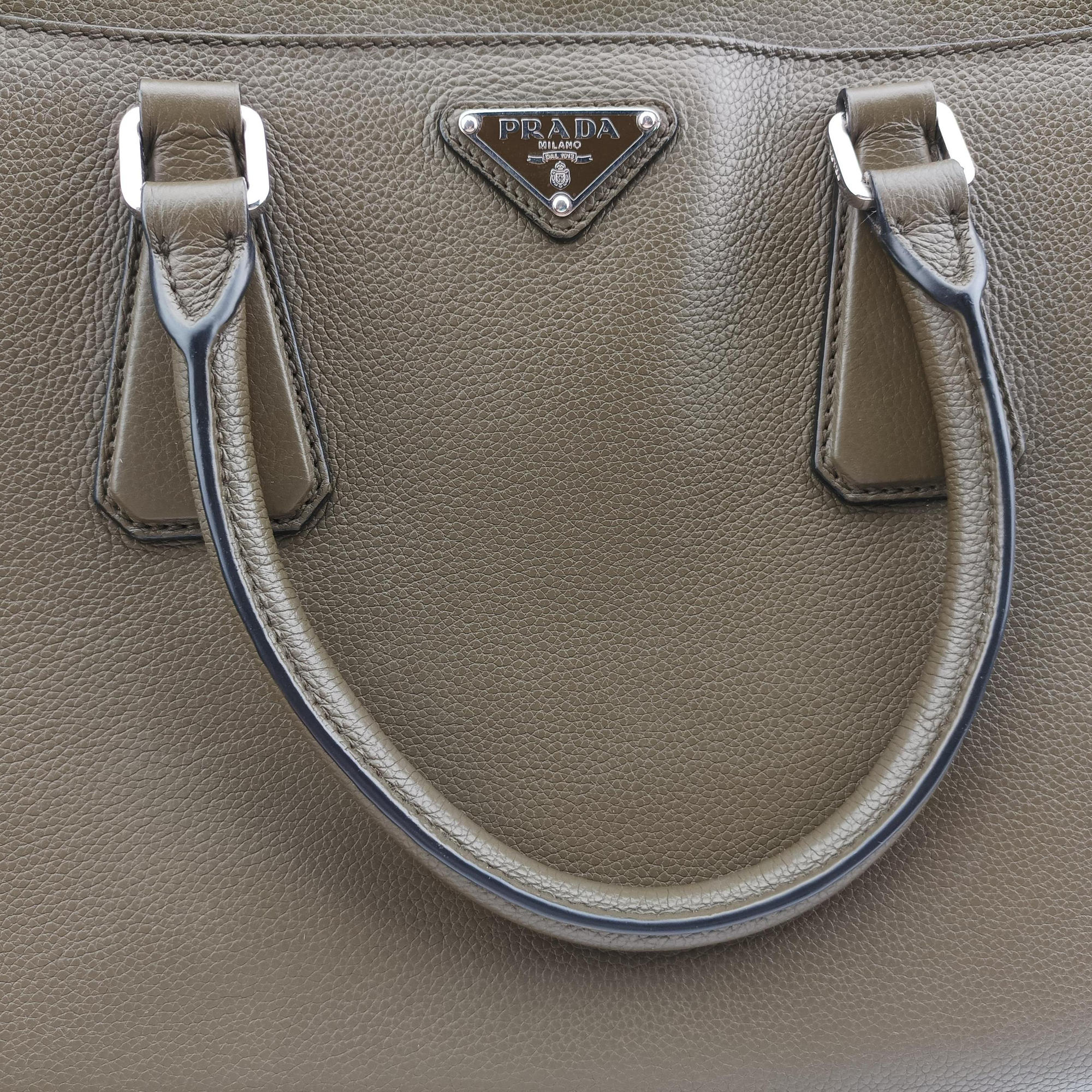 Pre-owned Prada Business Briefcase Green Leather 2VE368 handbag | stylenewstar