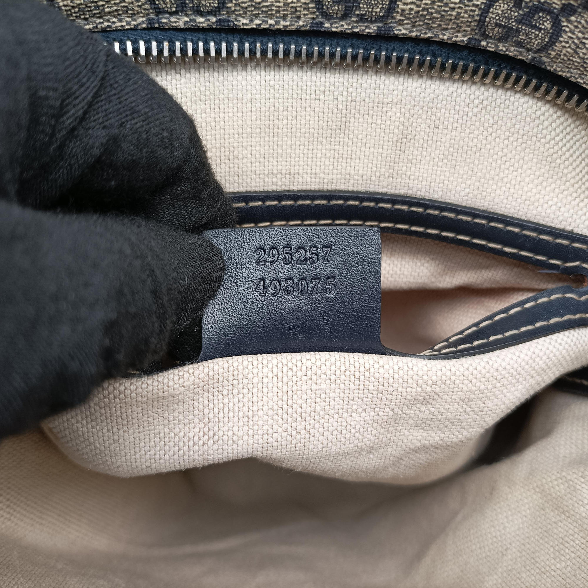 Vintage Gucci GG Supreme Messenger Beige × Navy PVC coated canvas×leather 295257 shoulderbag | stylenewstar