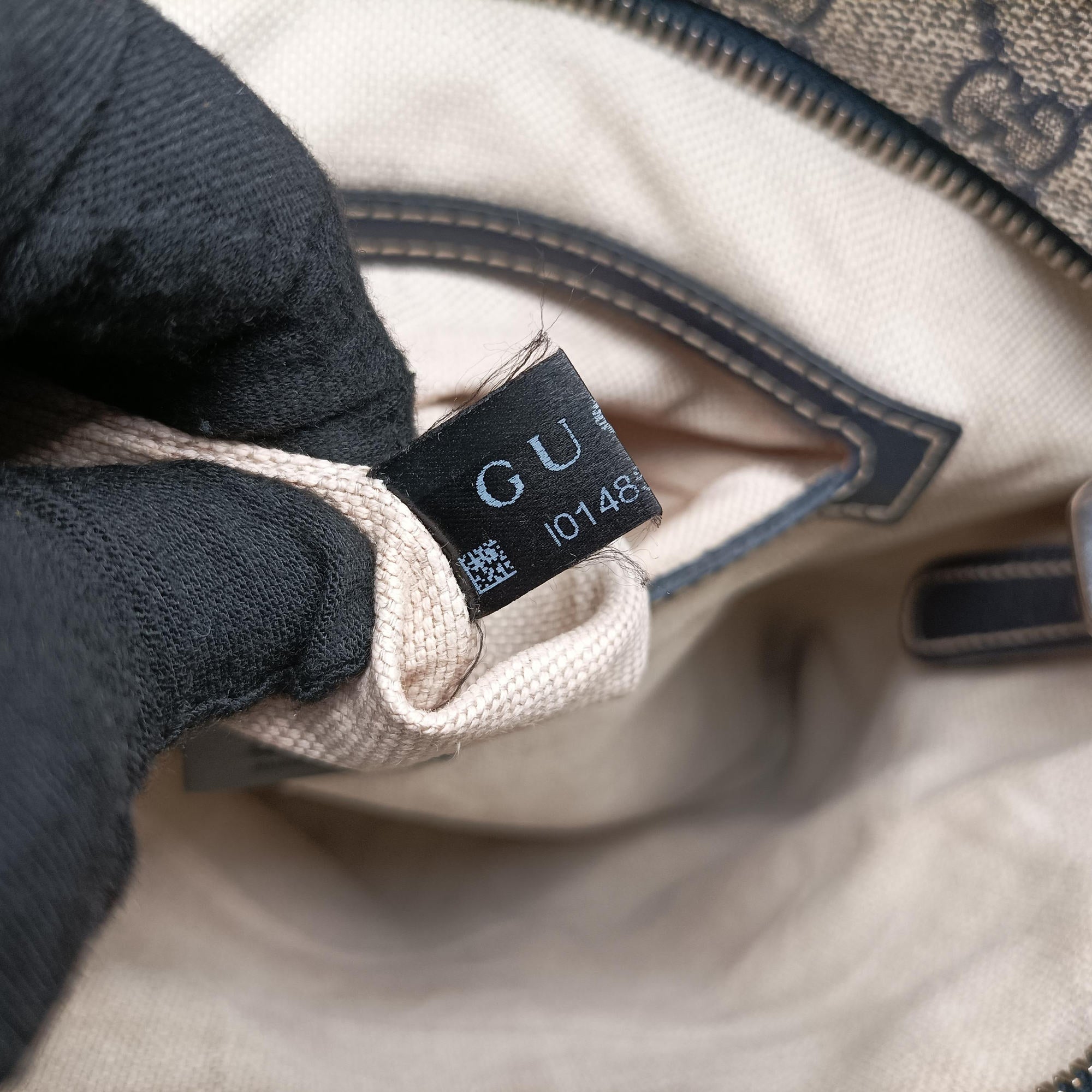 Vintage Gucci GG Supreme Messenger Beige × Navy PVC coated canvas×leather 295257 shoulderbag | stylenewstar