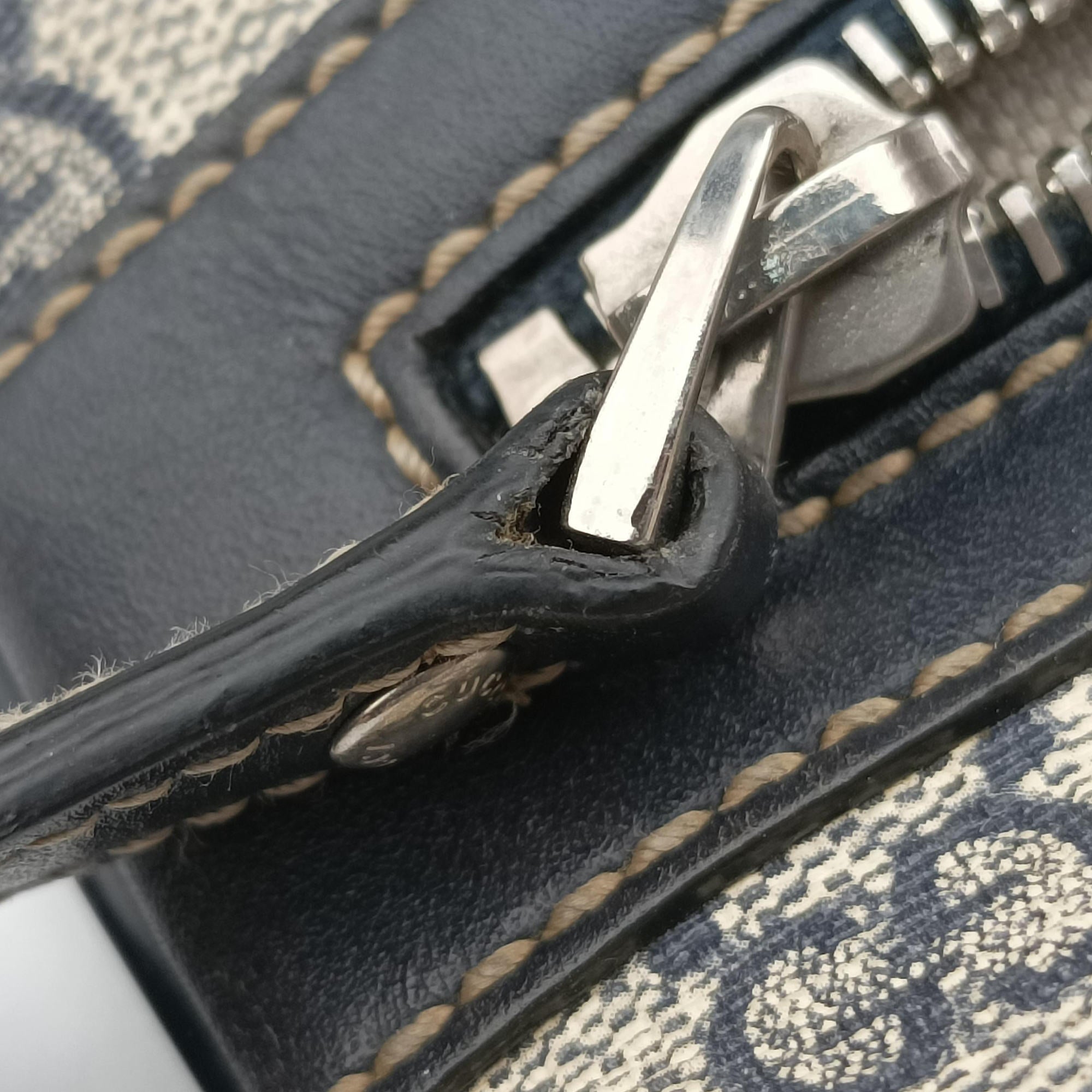 Vintage Gucci GG Supreme Messenger Beige × Navy PVC coated canvas×leather 295257 shoulderbag | stylenewstar