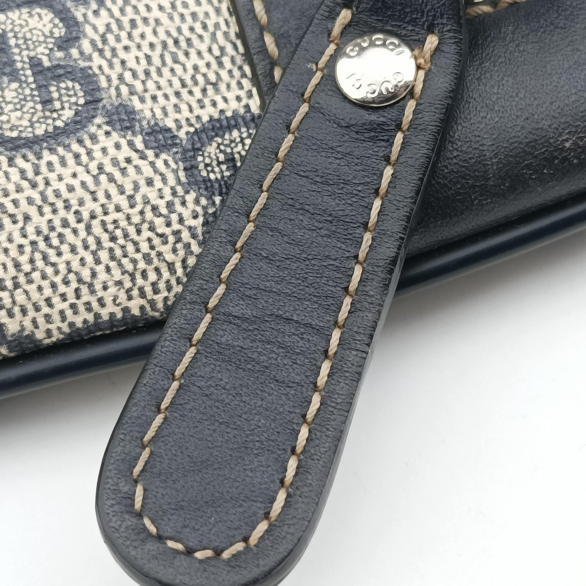 Vintage Gucci GG Supreme Messenger Beige × Navy PVC coated canvas×leather 295257 shoulderbag | stylenewstar
