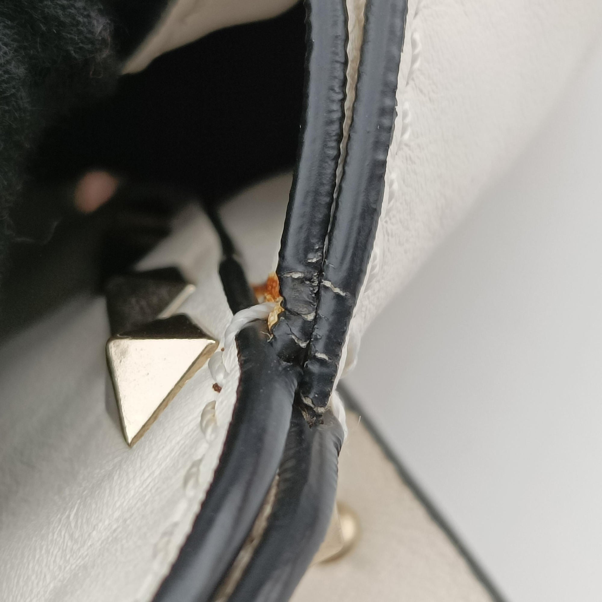 Pre-owned Valentino Rockstud White Leather  shoulderbag | stylenewstar
