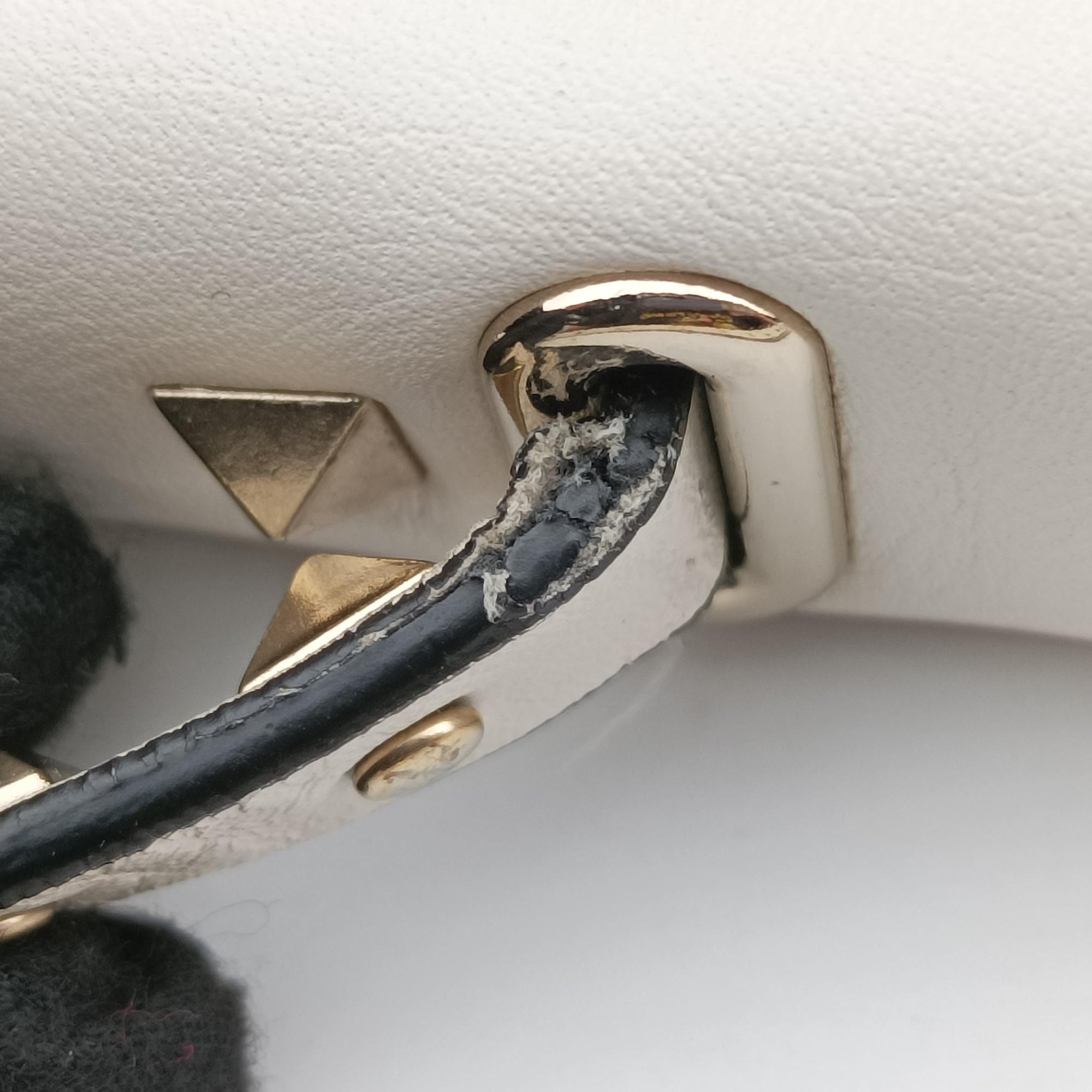 Pre-owned Valentino Rockstud White Leather  shoulderbag | stylenewstar