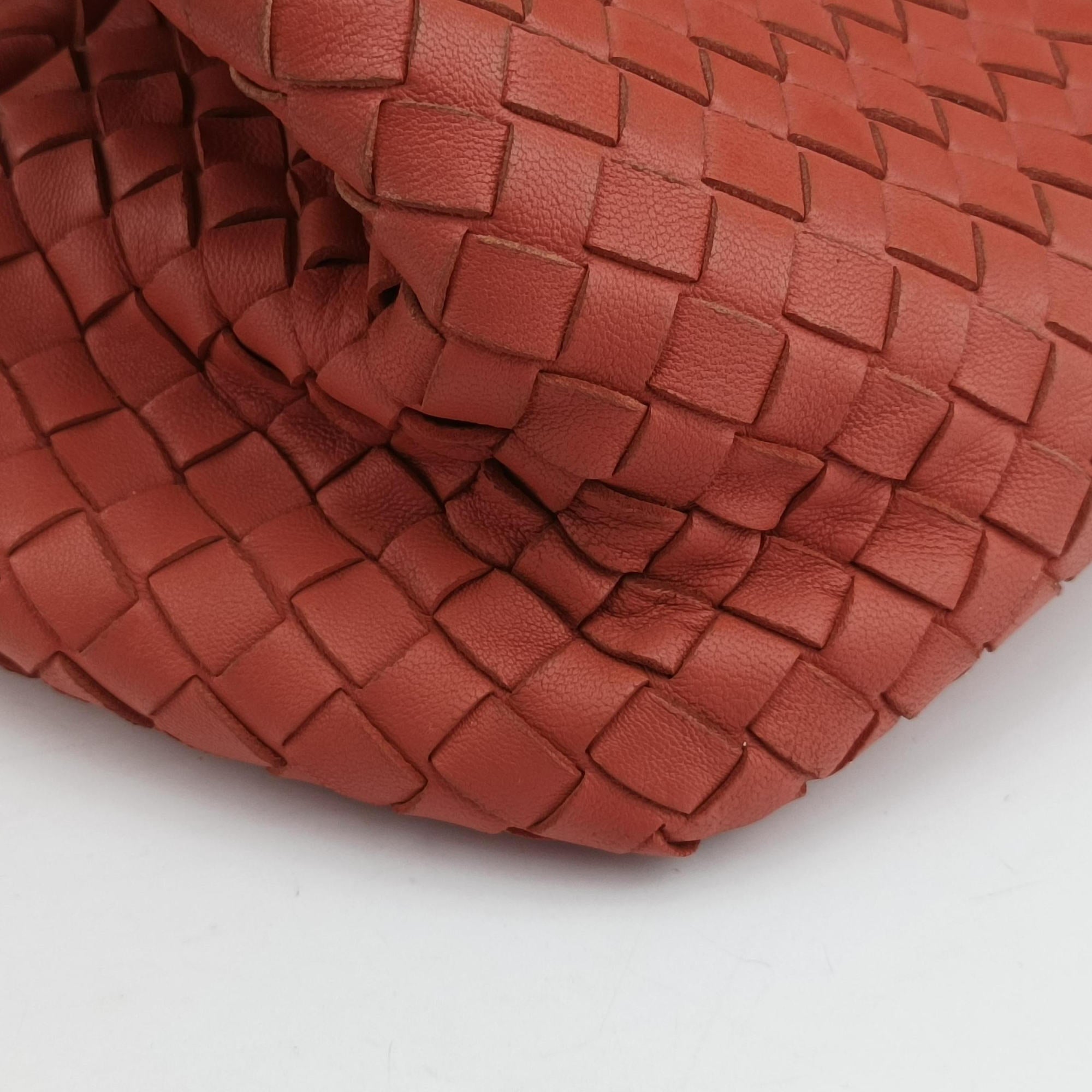 Pre-owned Bottega Veneta Intrecciato Coral red lambskin  handbag | stylenewstar
