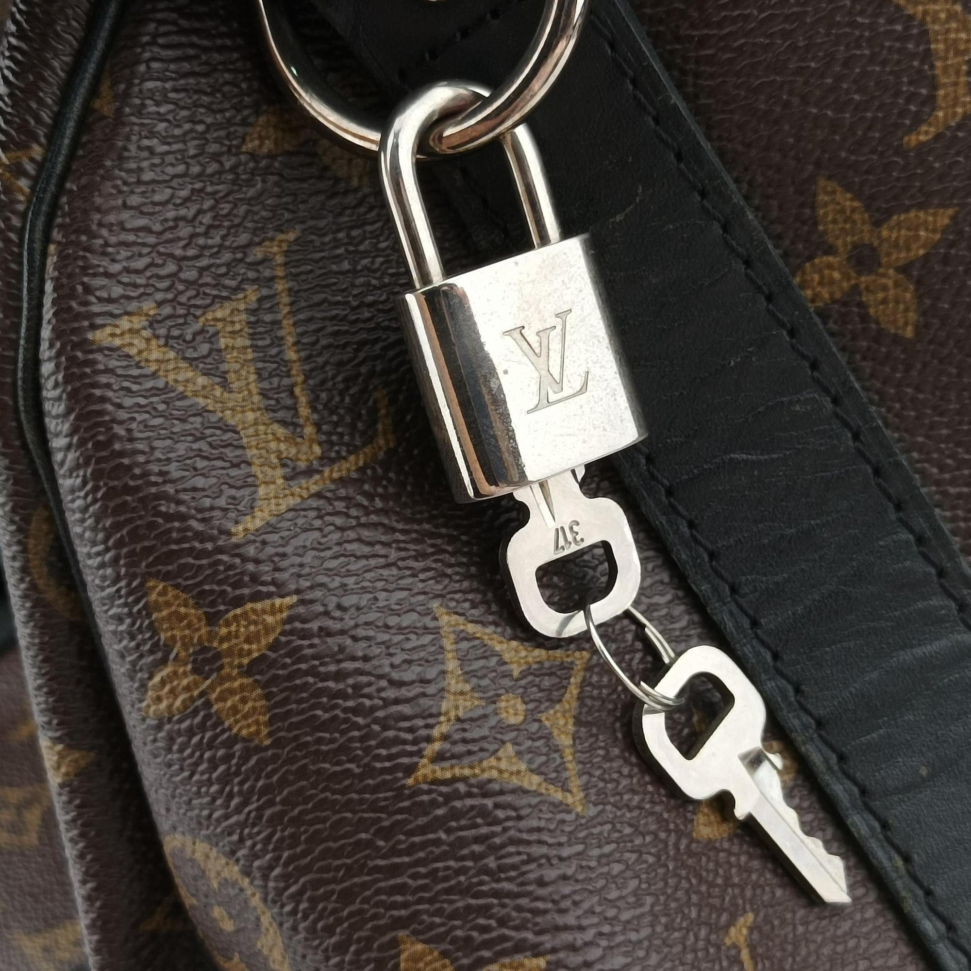 Secondhand Louis Vuitton Keepall Bandouliere 45 Monogram Eclipse Monogram Eclipse Canvas M56711 shoulderbag | stylenewstar