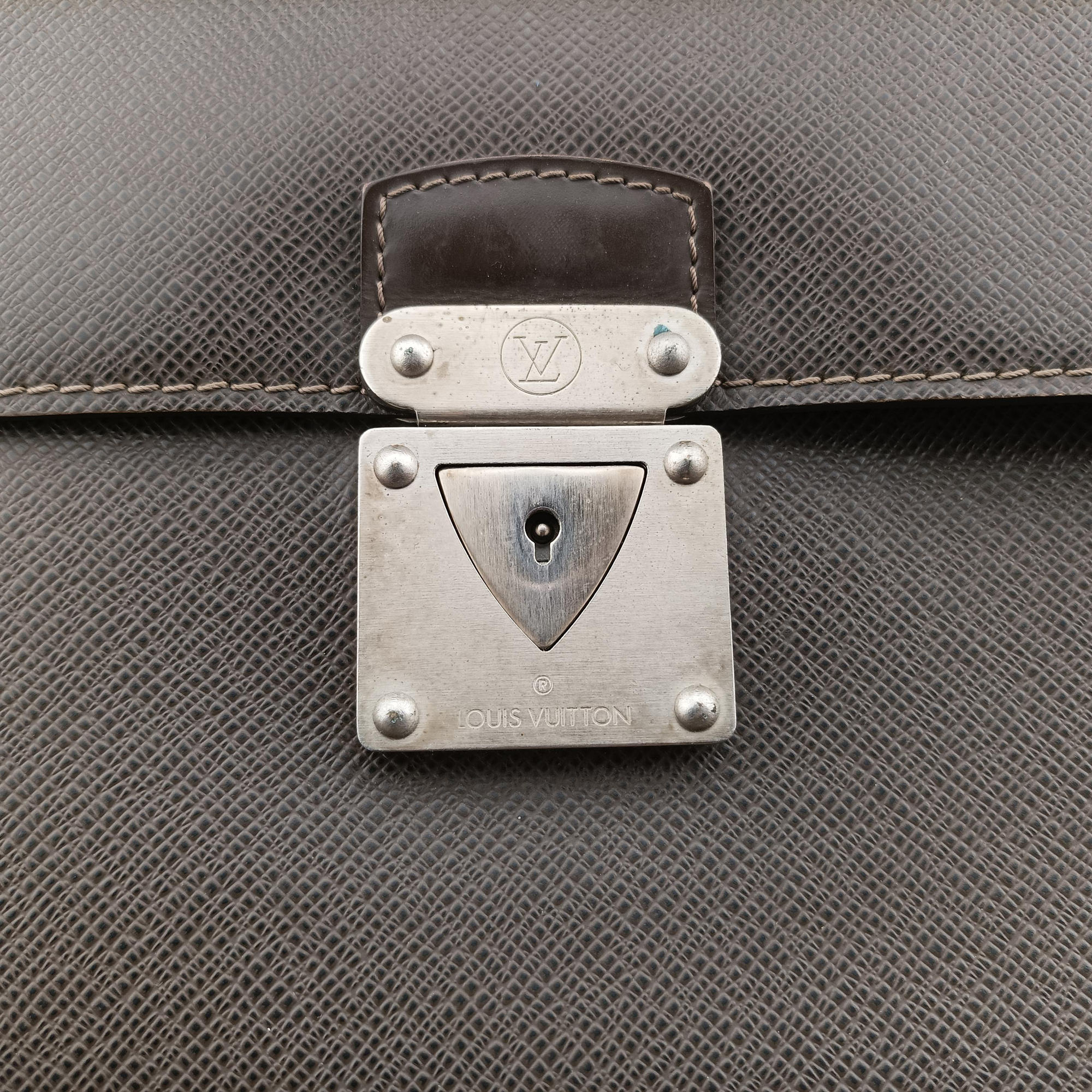 Secondhand Louis Vuitton Serviette Moskova Grizzly Taiga M31058 handbag | stylenewstar