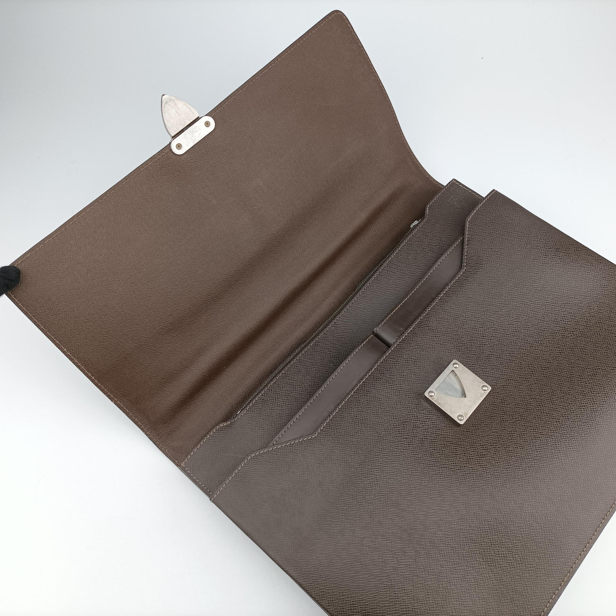Secondhand Louis Vuitton Serviette Moskova Grizzly Taiga M31058 handbag | stylenewstar