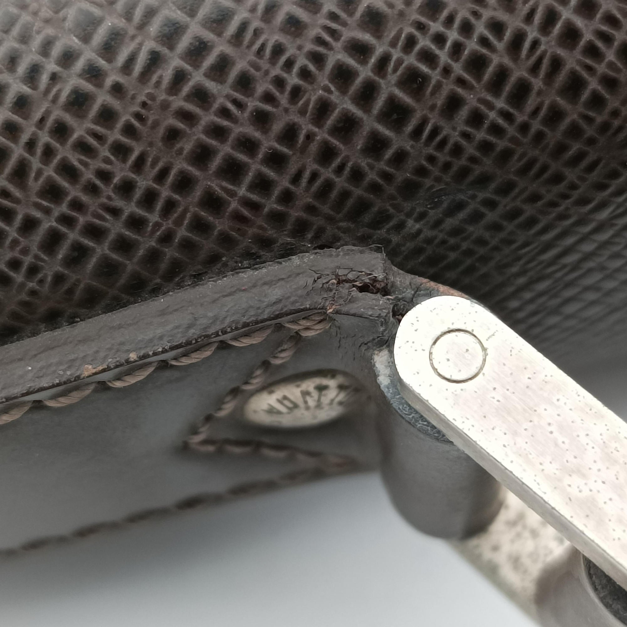 Secondhand Louis Vuitton Serviette Moskova Grizzly Taiga M31058 handbag | stylenewstar