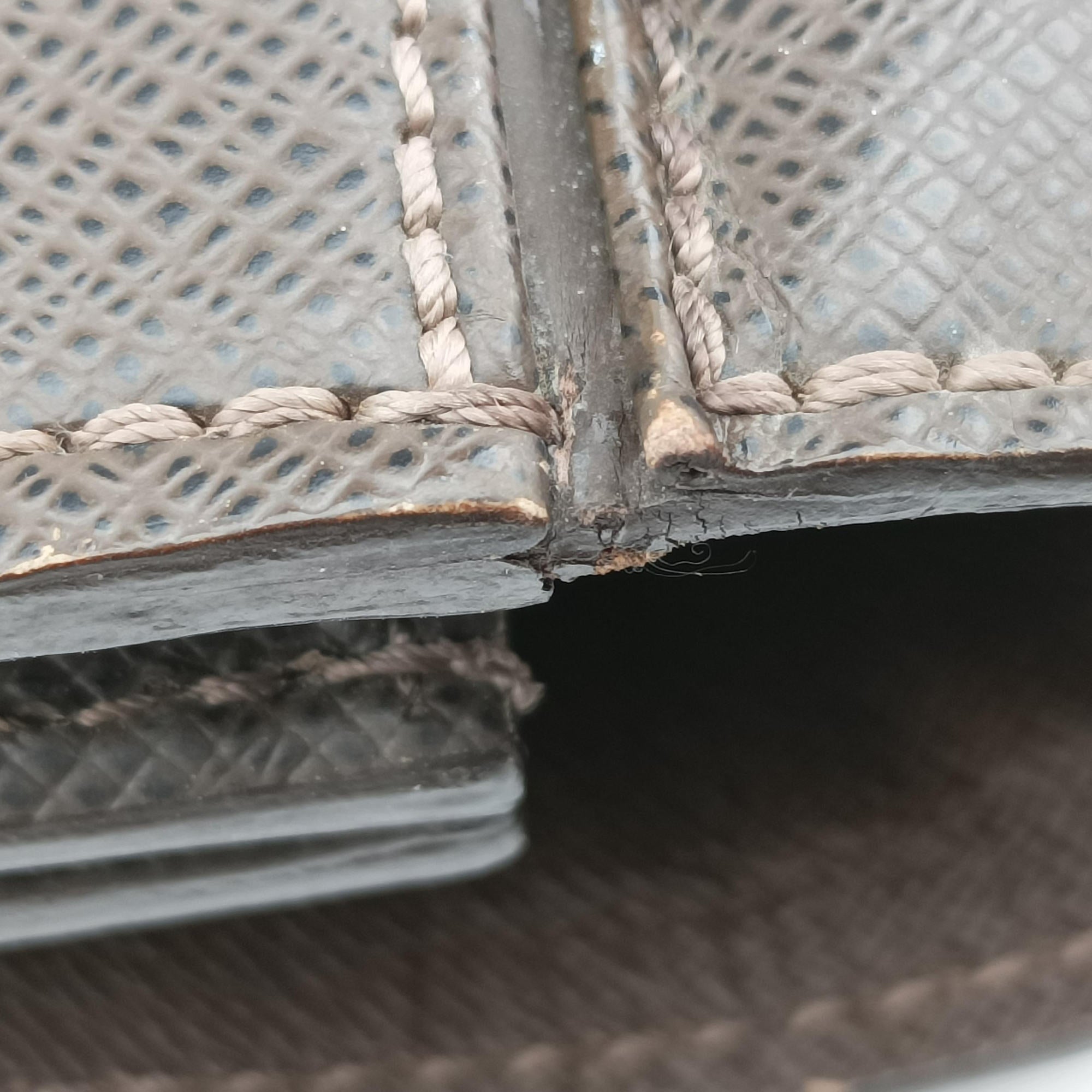 Secondhand Louis Vuitton Serviette Moskova Grizzly Taiga M31058 handbag | stylenewstar