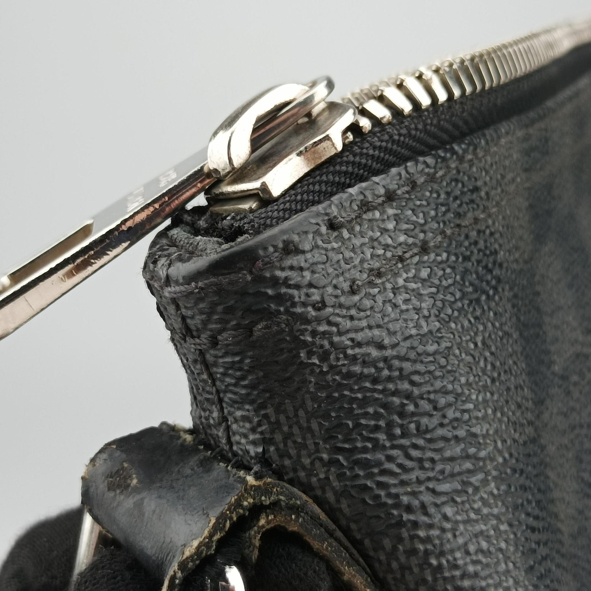 Secondhand Louis Vuitton MICK MM Noir Damier Graphite N41106 shoulderbag | stylenewstar