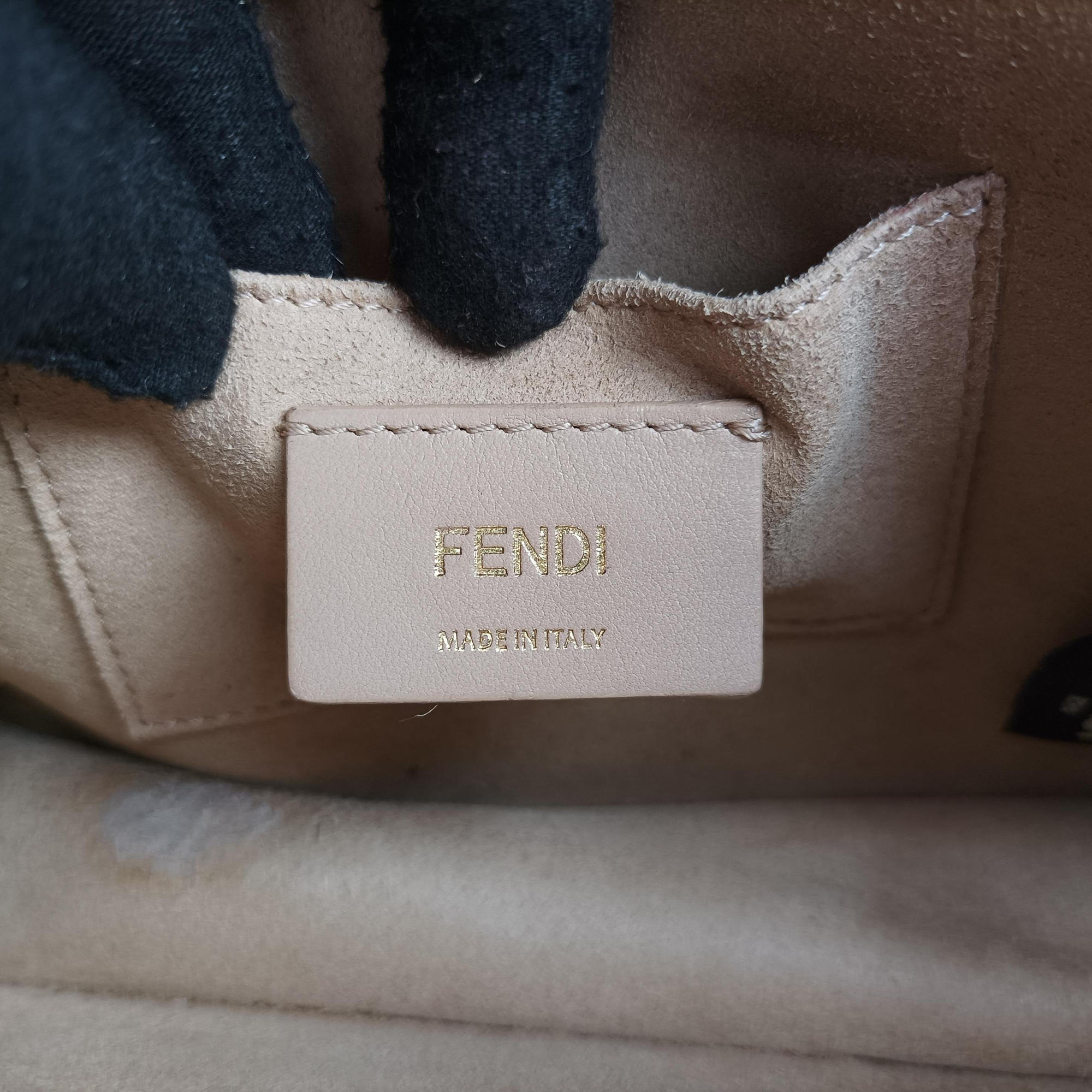 Pre-owned Fendi Studded Kan I Black Leather 8M0381 shoulderbag | stylenewstar
