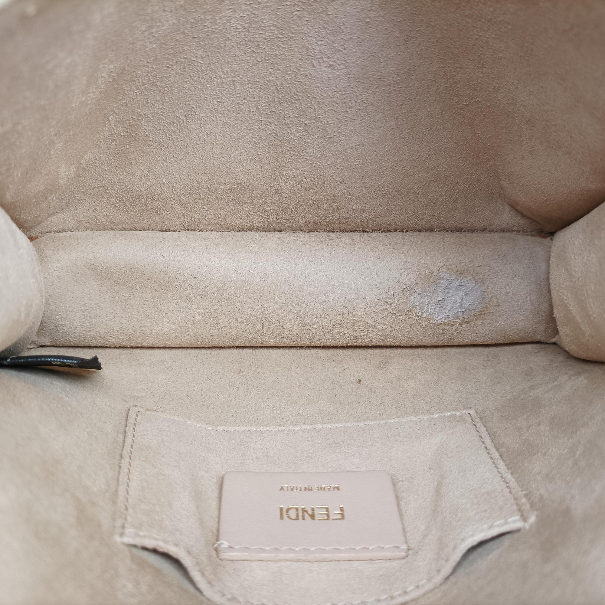 Pre-owned Fendi Studded Kan I Black Leather 8M0381 shoulderbag | stylenewstar