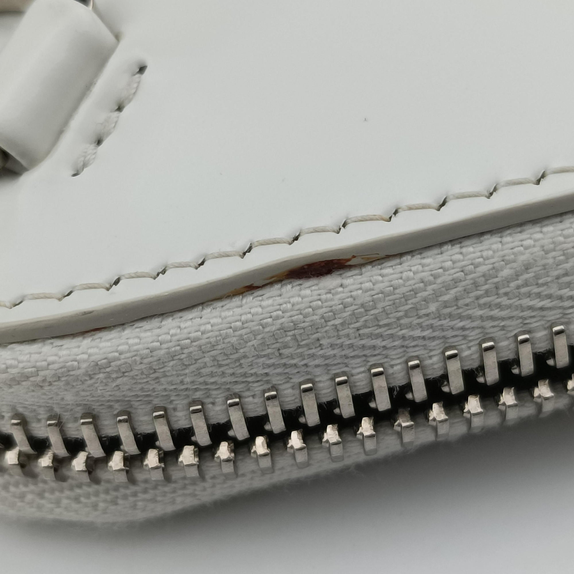 Pre-owned Prada Triangle Chain Pouch White Leather  shoulderbag | stylenewstar