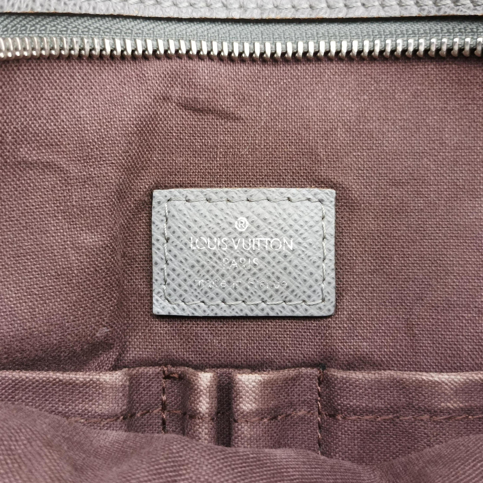 Vintage Louis Vuitton SASHA Glacier Grey TAIGA M32630 shoulderbag | stylenewstar