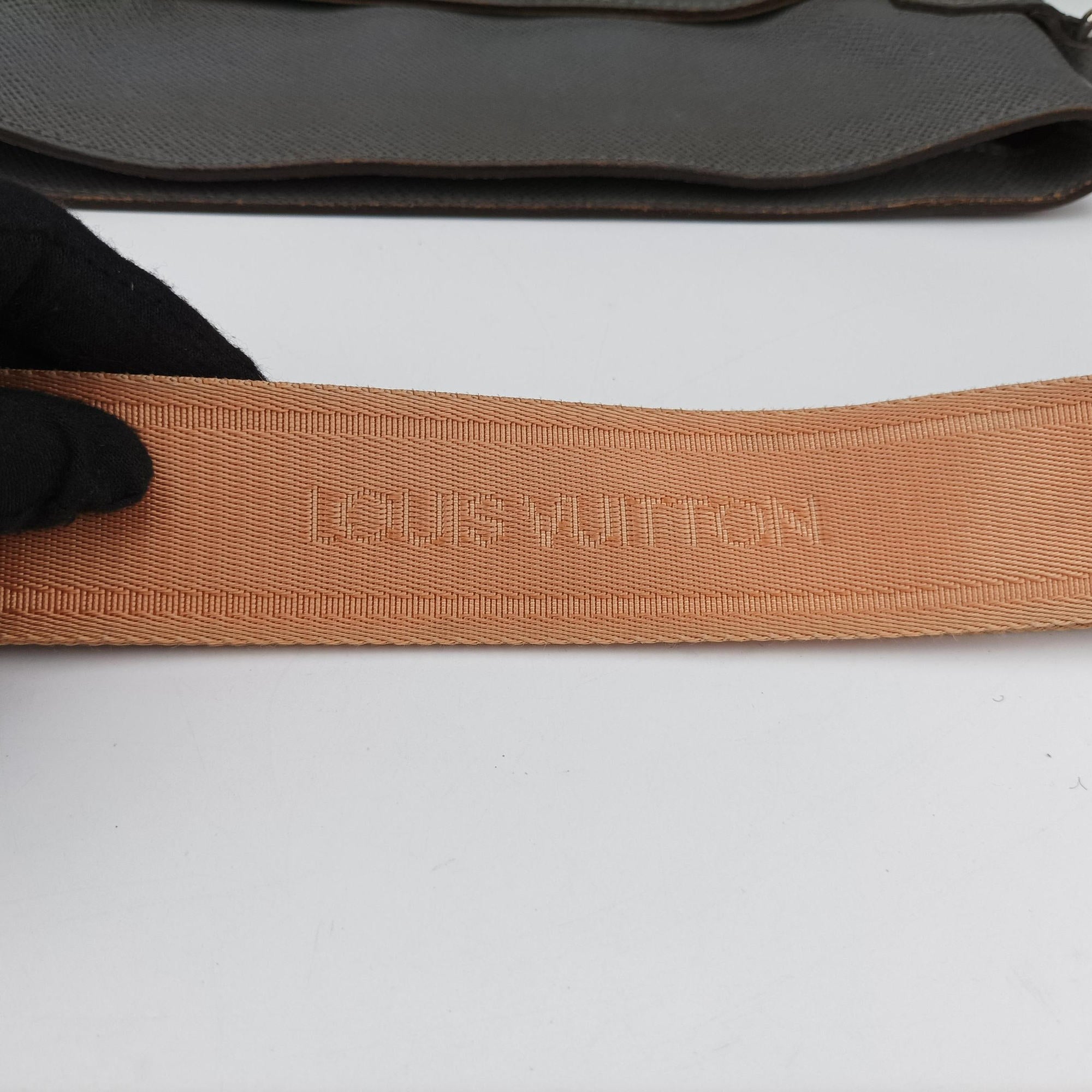 Vintage Louis Vuitton SASHA Glacier Grey TAIGA M32630 shoulderbag | stylenewstar