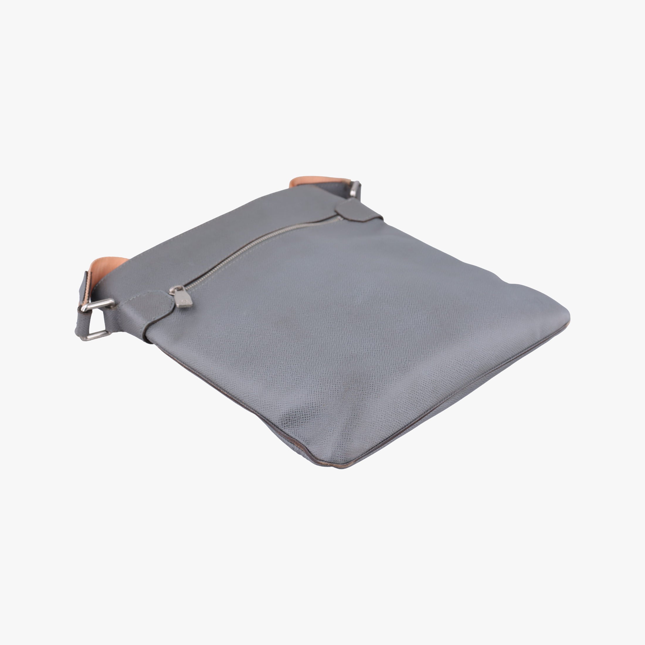 Vintage Louis Vuitton SASHA Glacier Grey TAIGA M32630 shoulderbag | stylenewstar