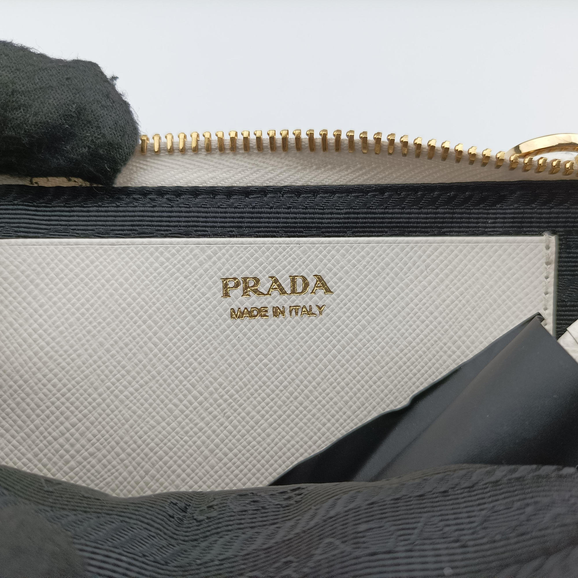 Pre-owned Prada Triangle White Fur×SAFFIANO Leather 1NR015 shoulderbag | stylenewstar