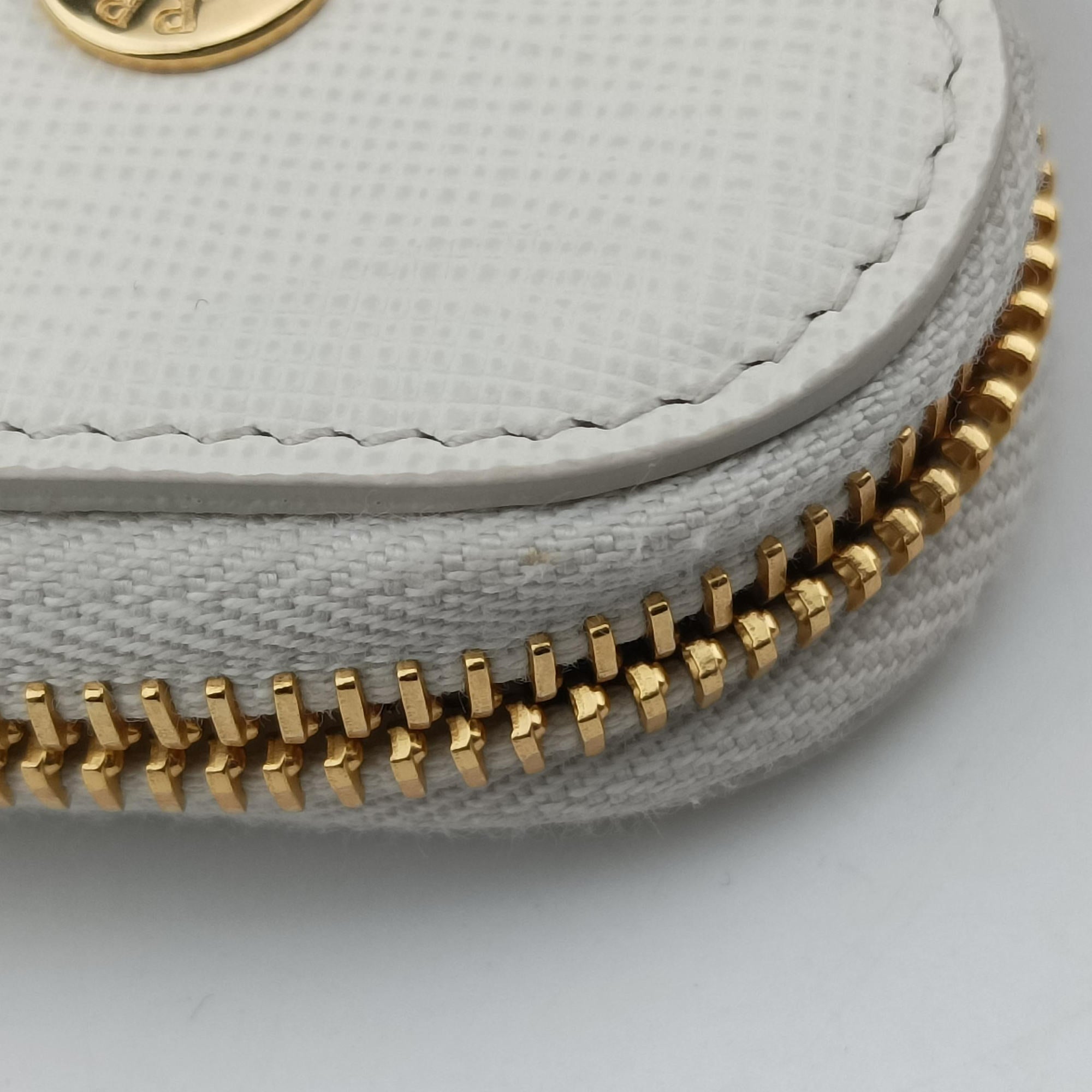 Pre-owned Prada Triangle White Fur×SAFFIANO Leather 1NR015 shoulderbag | stylenewstar