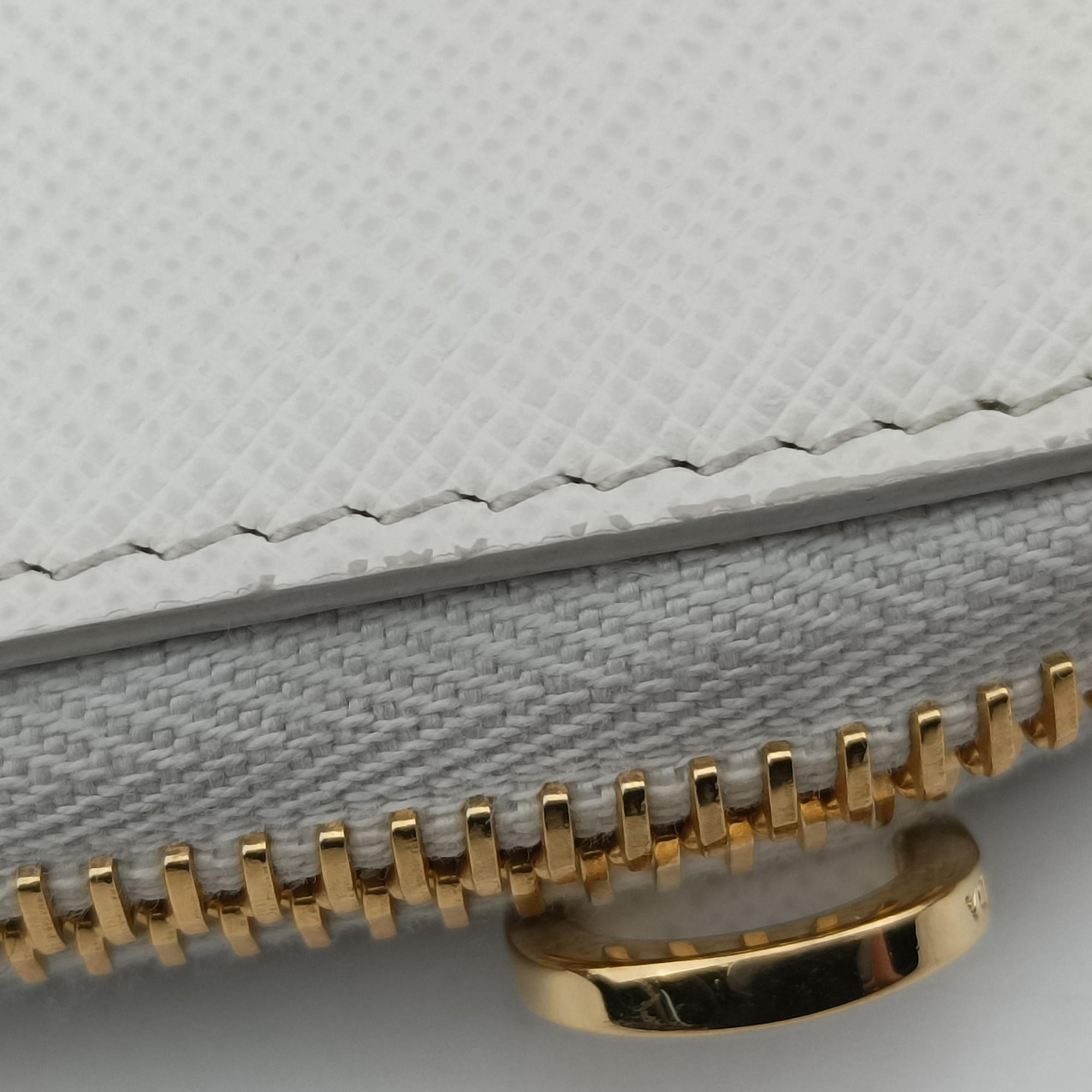 Pre-owned Prada Triangle White Fur×SAFFIANO Leather 1NR015 shoulderbag | stylenewstar
