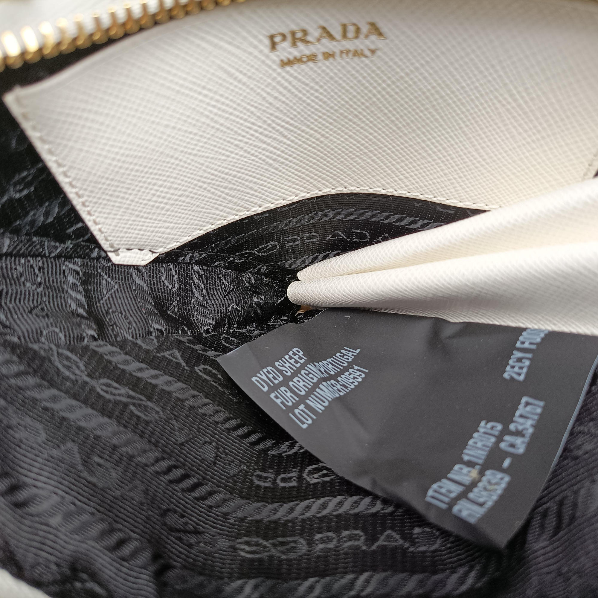 Pre-owned Prada Triangle White Fur×SAFFIANO Leather 1NR015 shoulderbag | stylenewstar