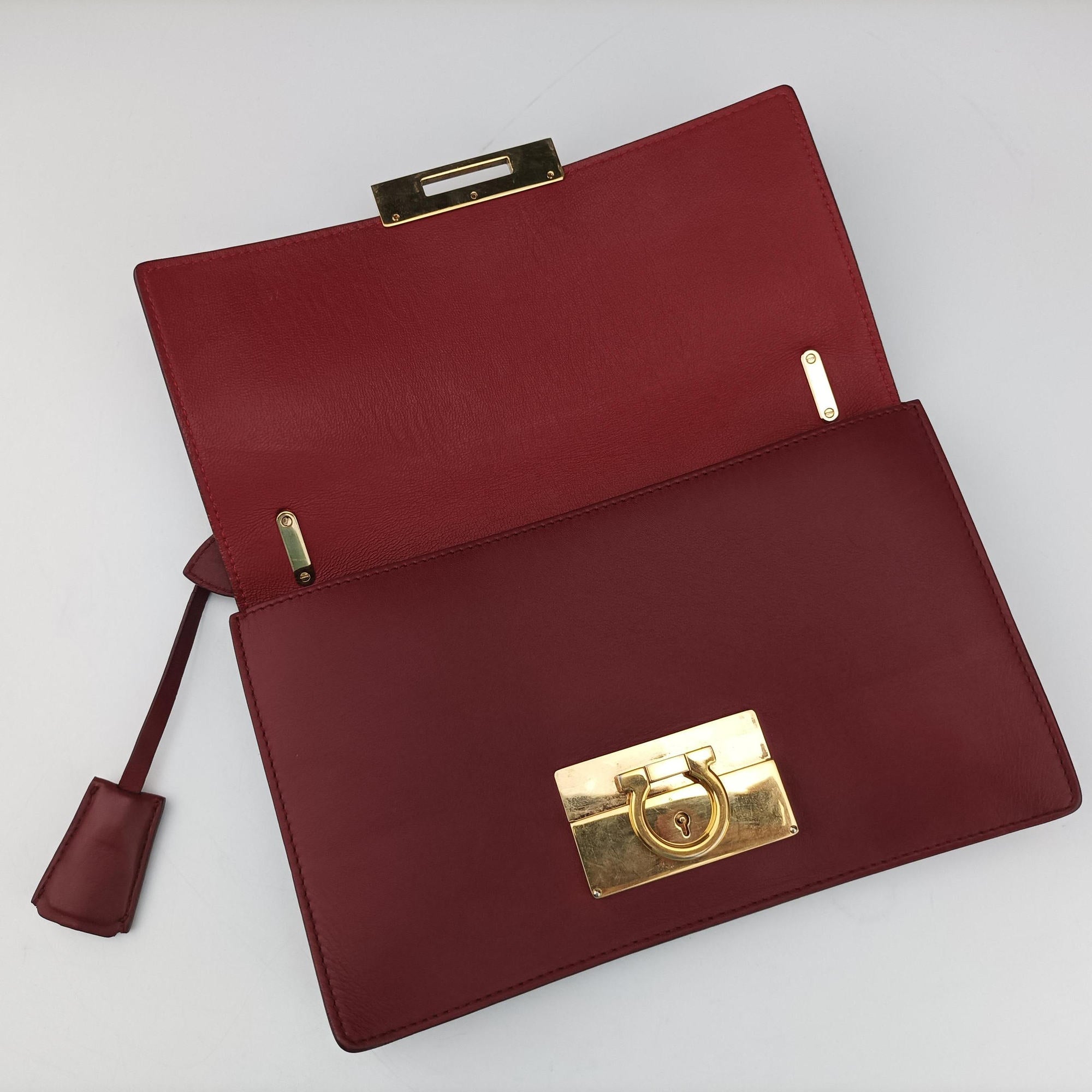 Pre-owned Ferragamo Gancino Burgundy Leather  shoulderbag | stylenewstar