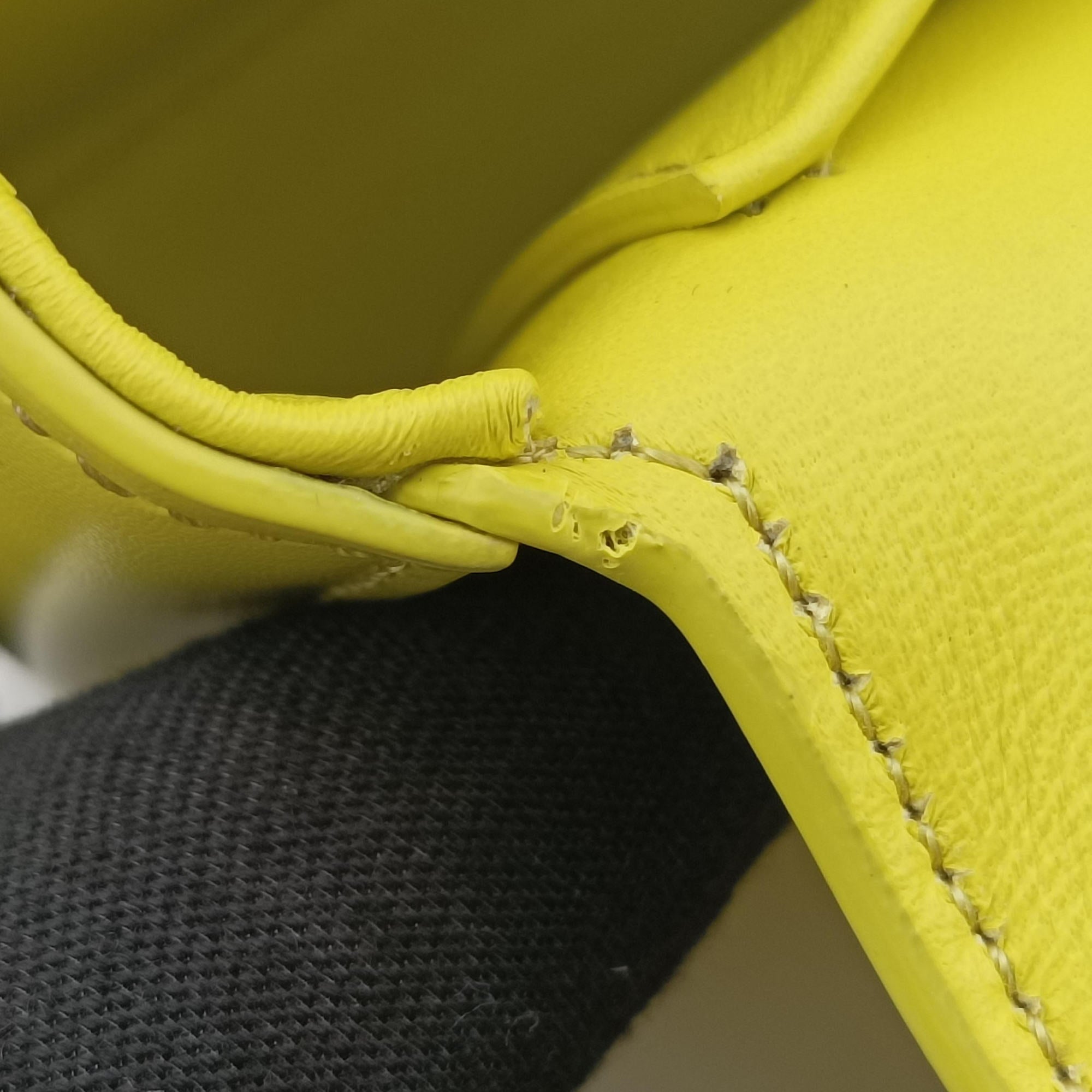 Pre-owned Celine Triomphe Chain Yellow Leather  shoulderbag | stylenewstar