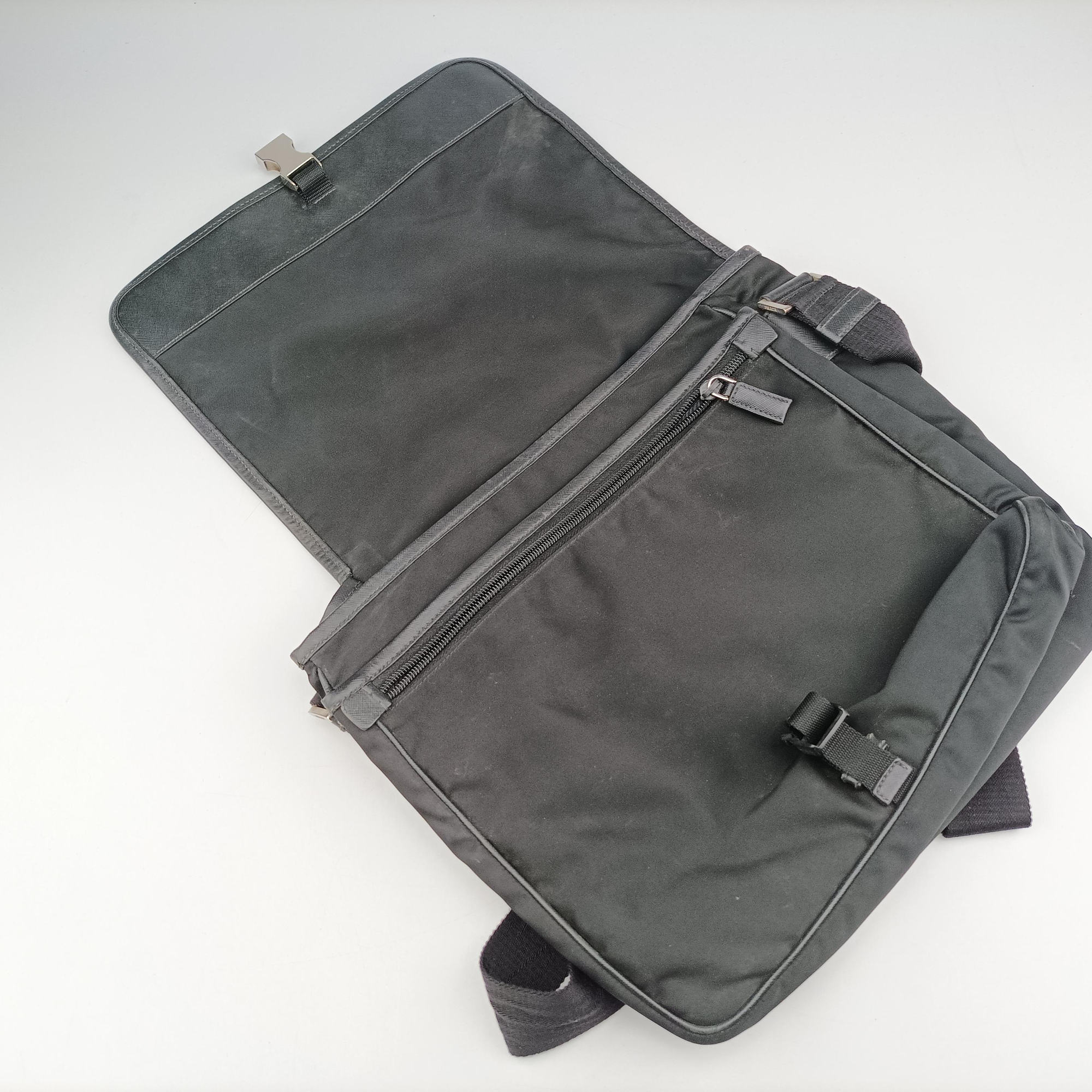 Pre-owned Prada Vela Messenger Bag Black Nylon V166 shoulderbag | stylenewstar